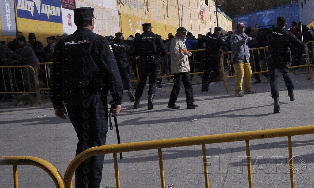 Carga de los agentes de la UIP, la semana pasada, en la zona de hombres de los polígonos.