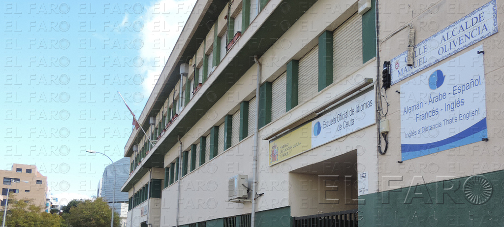 Los rótulos en la fachada del nº 2 de la calle Alcalde Manuel Olivencia indican el cambio de ubicación de la EOI, junto al Centro de Adultos ‘Miguel Hernández’.