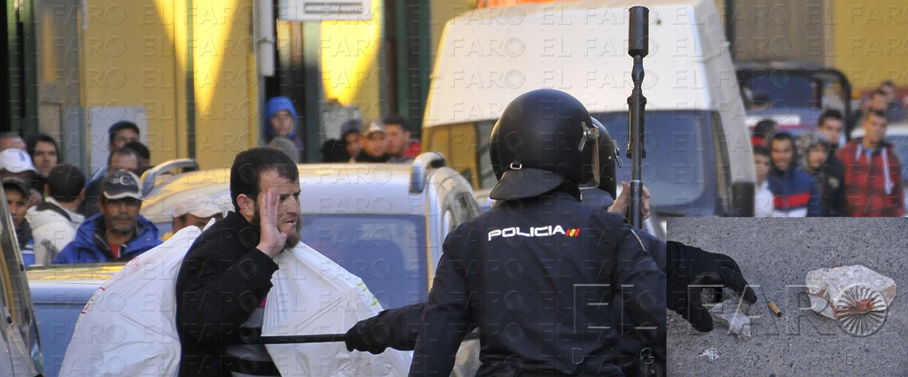 Efectivos de la UIP dan el alto a un porteador en las inmediaciones del conocido como ‘corralito’. A la derecha, dos de las piedras que los camalos les arrojaron.