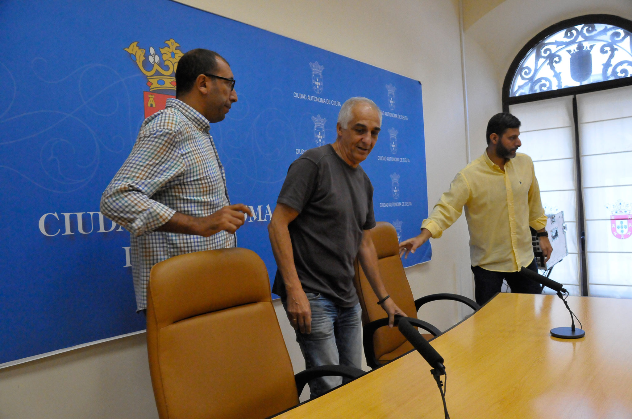 Mohamed Alí y Juan Luis Aróstegui, esta mañana en rueda de prensa. QUINO