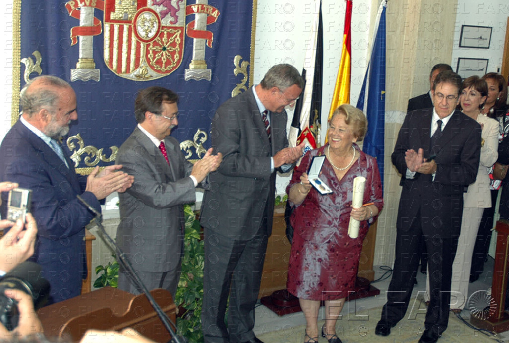 Nona Alguacil en 2007 cuando recibió la Medalla de Oro al Mérito al Trabajo