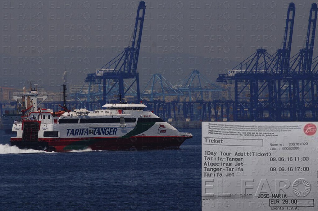 Uno de los barcos que cubre la línea del Estrecho. A la derecha, precio del billete Tarifa-Tánger. Archivo/Cedida