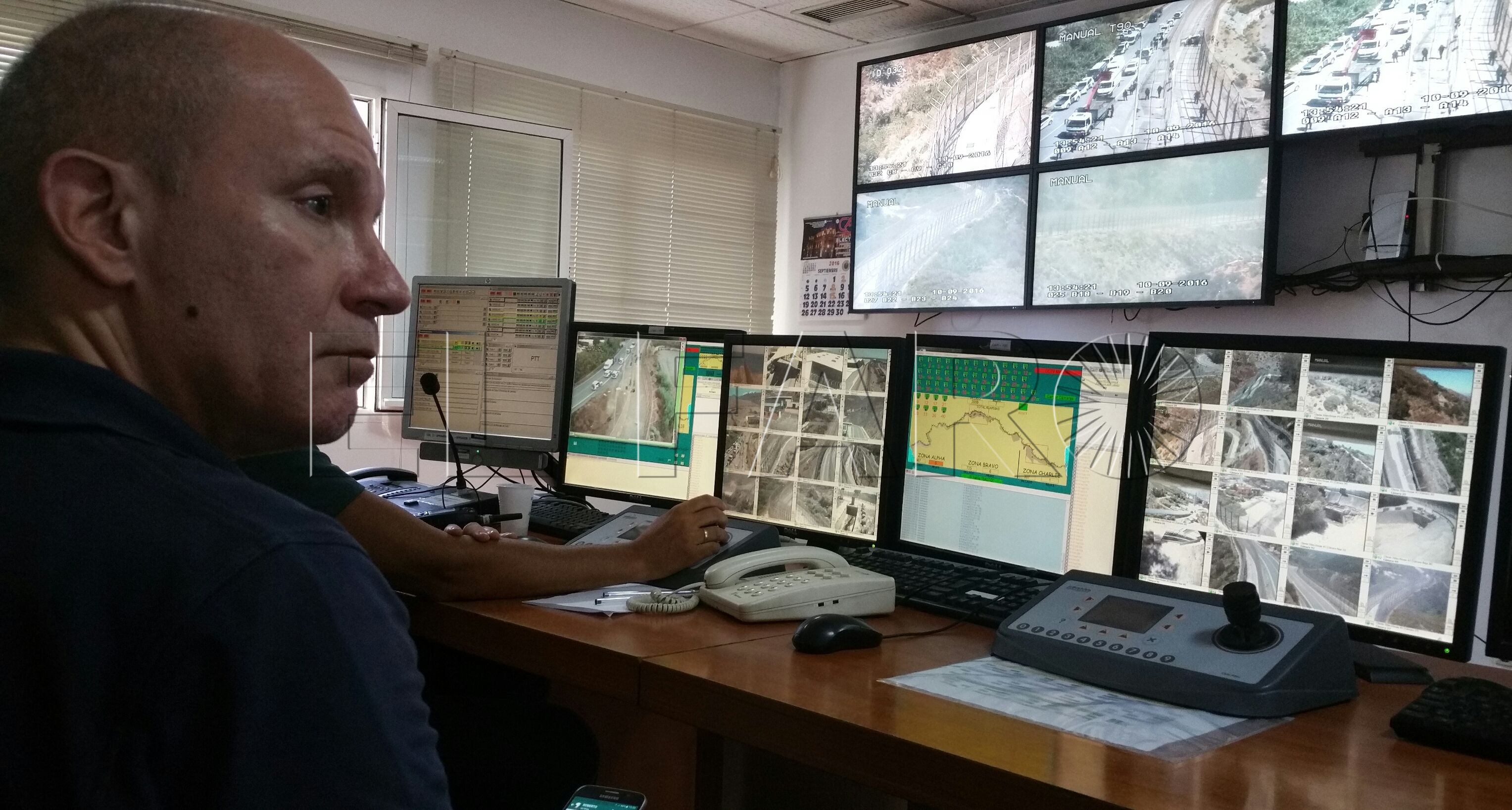 Cedida.
El Delegado del Gobierno siguiendo las operaciones del perímetro