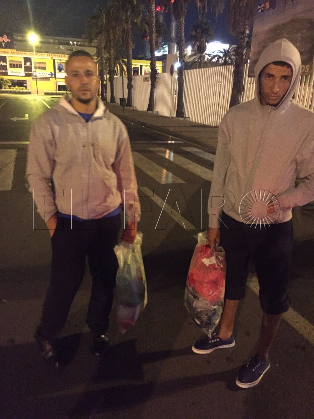 Los dos inmigrantes, anoche, ya vestidos tras su rescate.