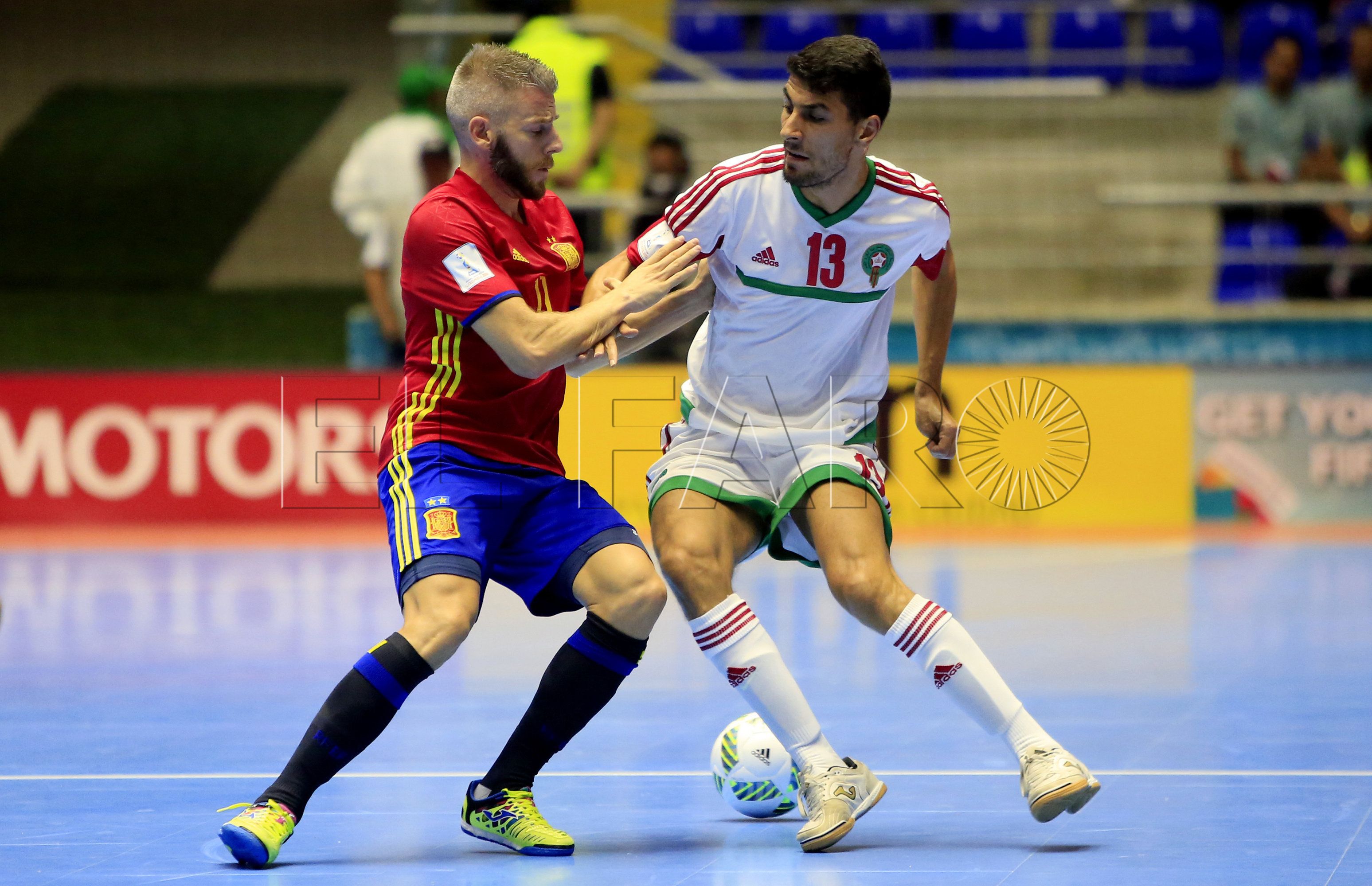 BOG11. BUCARAMANGA (COLOMBIA), 18/09/2016. El jugador de España Miguelín (i), disputa un balón con Sulayman Amghar de Marruecos (d), hoy, domingo 18 de septiembre de 2016, durante el partido por la Copa Mundial de Fútbol Sala Colombia 2016, en el Coliseo Bicentenario de Bucaramanga (Colombia). EFE/RICARDO MALDONADO ROZO
