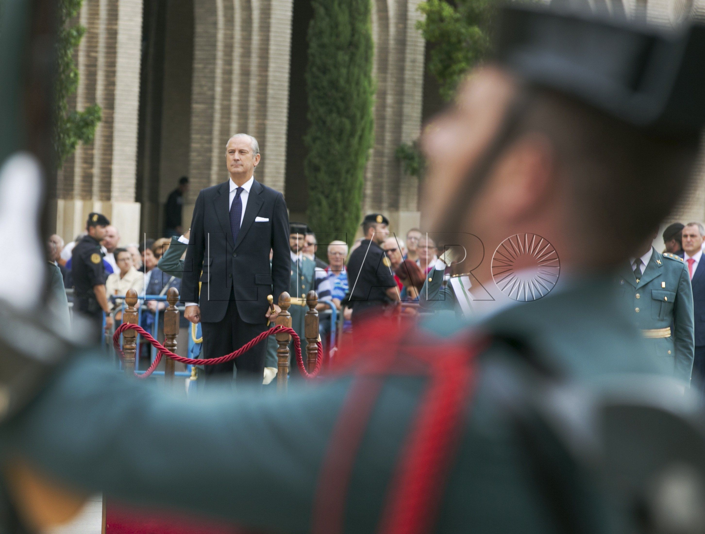 GRA249 ZARAGOZA, 05/10/2016.- El director general de la Guardia Civil, Arsenio Fernández de Mesa, durante el acto de celebración de la patrona del Cuerpo, la Virgen del Pilar, ante la Basílica de Zaragoza. EFE/Javier Cebollada