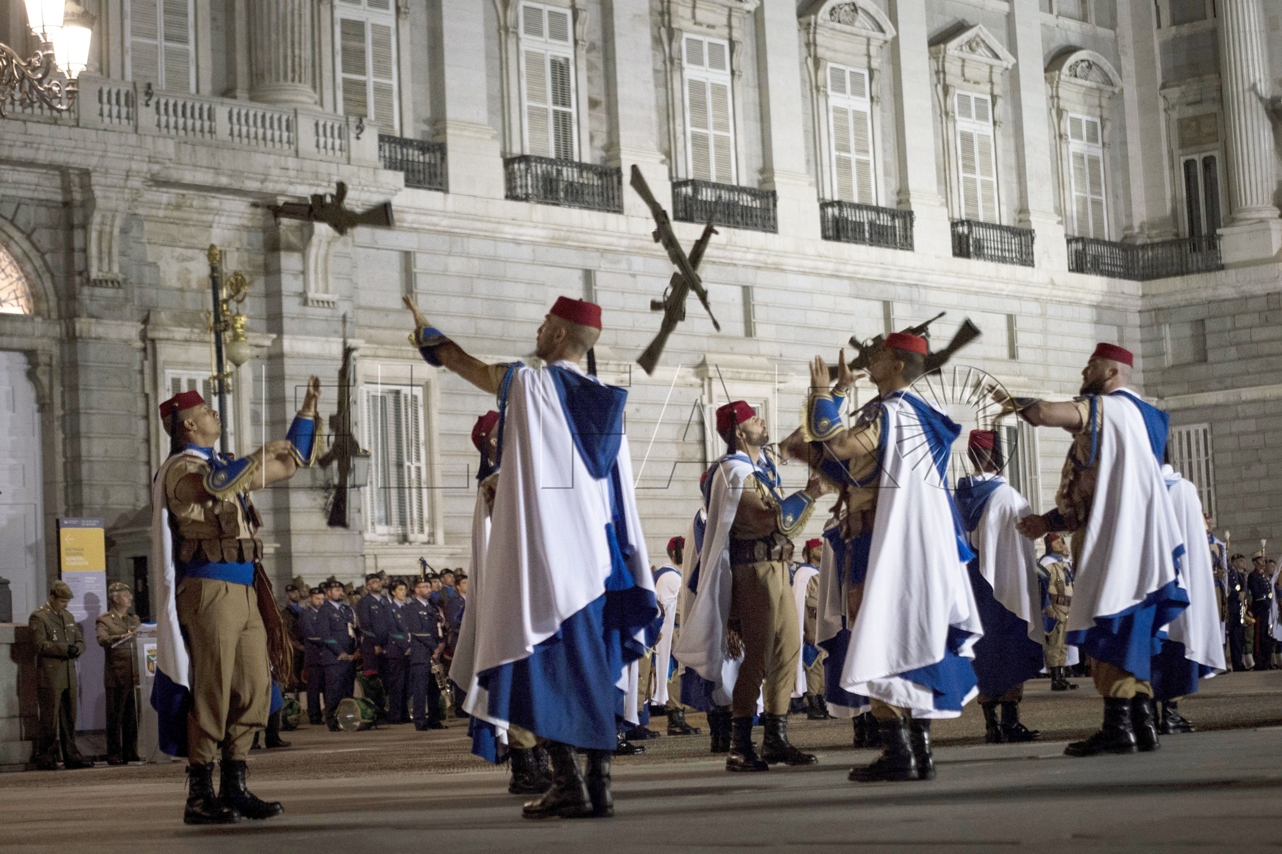GRA405. MADRID, 10/10/2016.- Retreta militar celebrada esta noche en la plaza de Oriente, en Madrid, organizada por la Dirección de Acuartelamiento del Ejército de Tierra con motivo del día de la Fiesta Nacional. EFE/Luca Piergiovanni