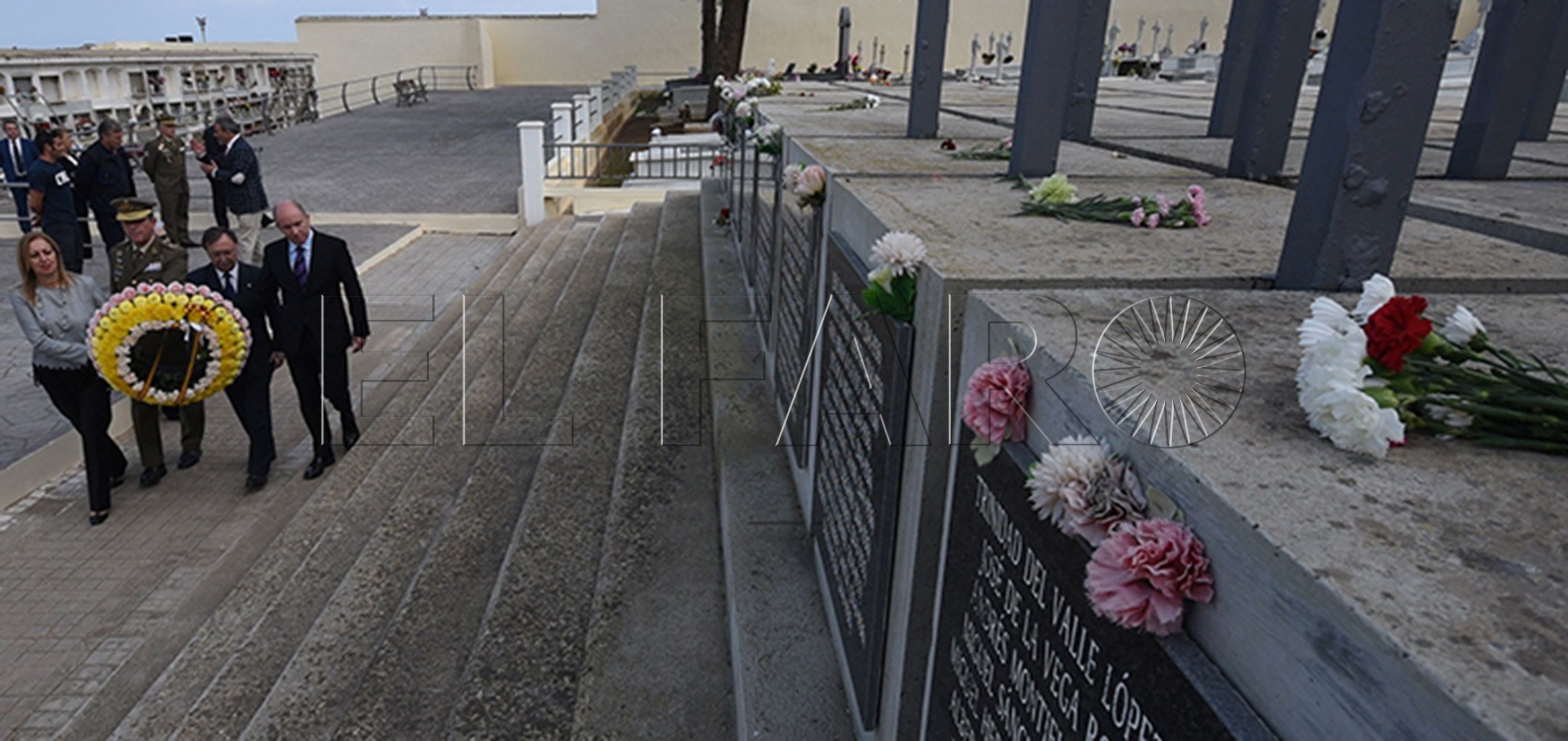 Cada año el Día de los Difuntos se deposita una corona de flores en la fosa común por parte de la Ciudad, la Delegación del Gobierno y la Comandancia Militar.