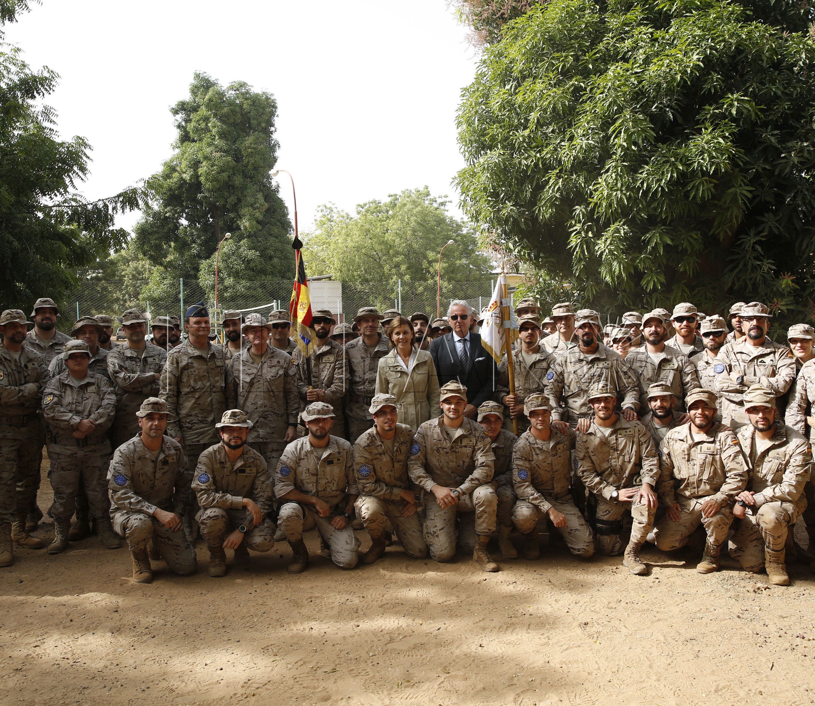 GRA173. BAMAKO (MALÍ), 27/12/2016.- La Ministra de Defensa María Dolores De Cospedal hoy junto con las tropas españolas desplegadas en Mali, integradas en la misión europea EUTM-Mali de entrenamiento para luchar contra el terrorismo yihadista. EFE/Sergio Barrenechea