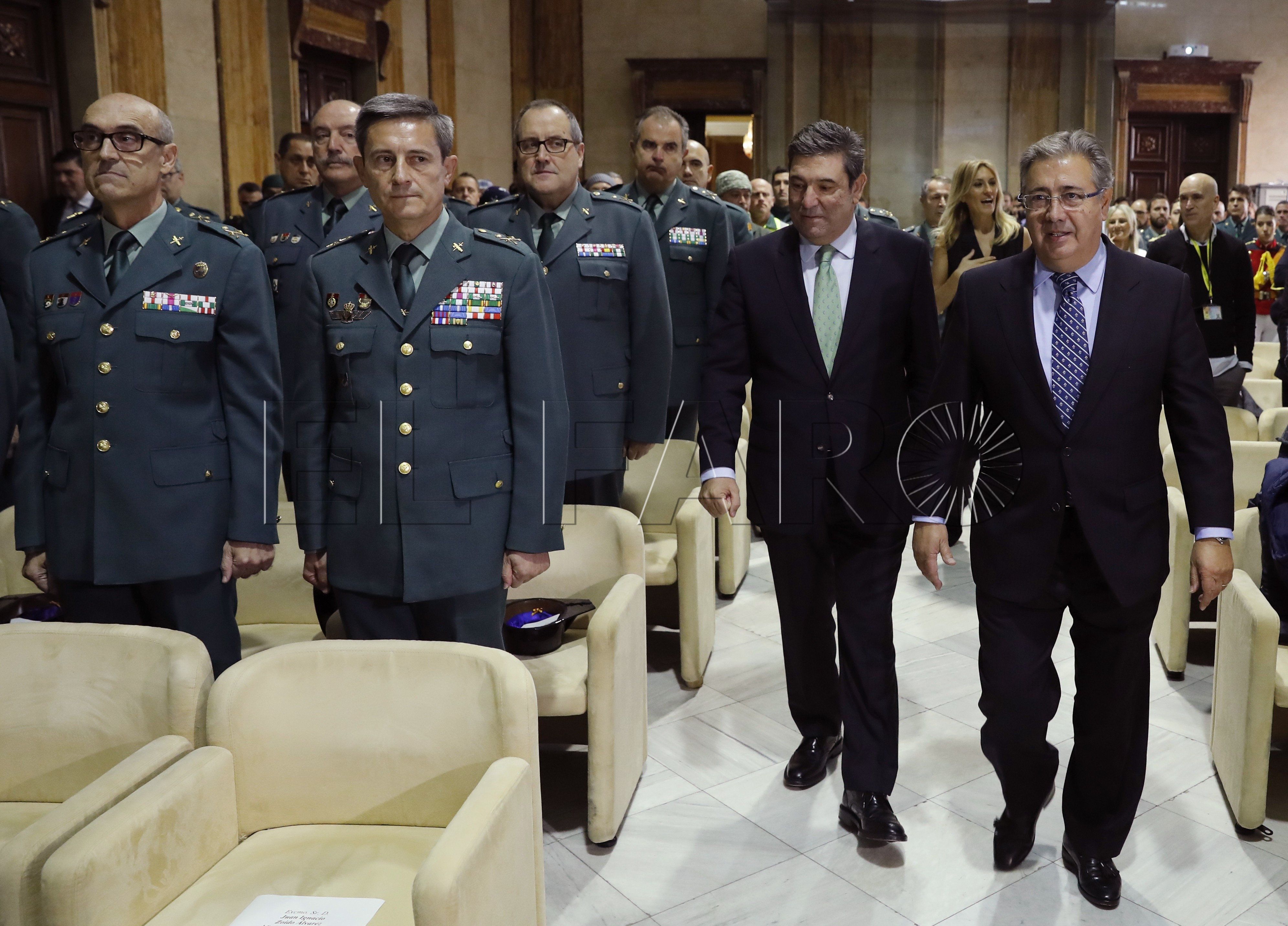 El ministro del Interior, Juan Ignacio Zoido (d), acompañado por el director de la Guardia Civil, José Manuel Holgado (2d), antes de presidir el acto de presentación del Calendario Solidario 2017 de la Guardia Civil y de la Fundación Juegaterapia, hoy en Madrid.