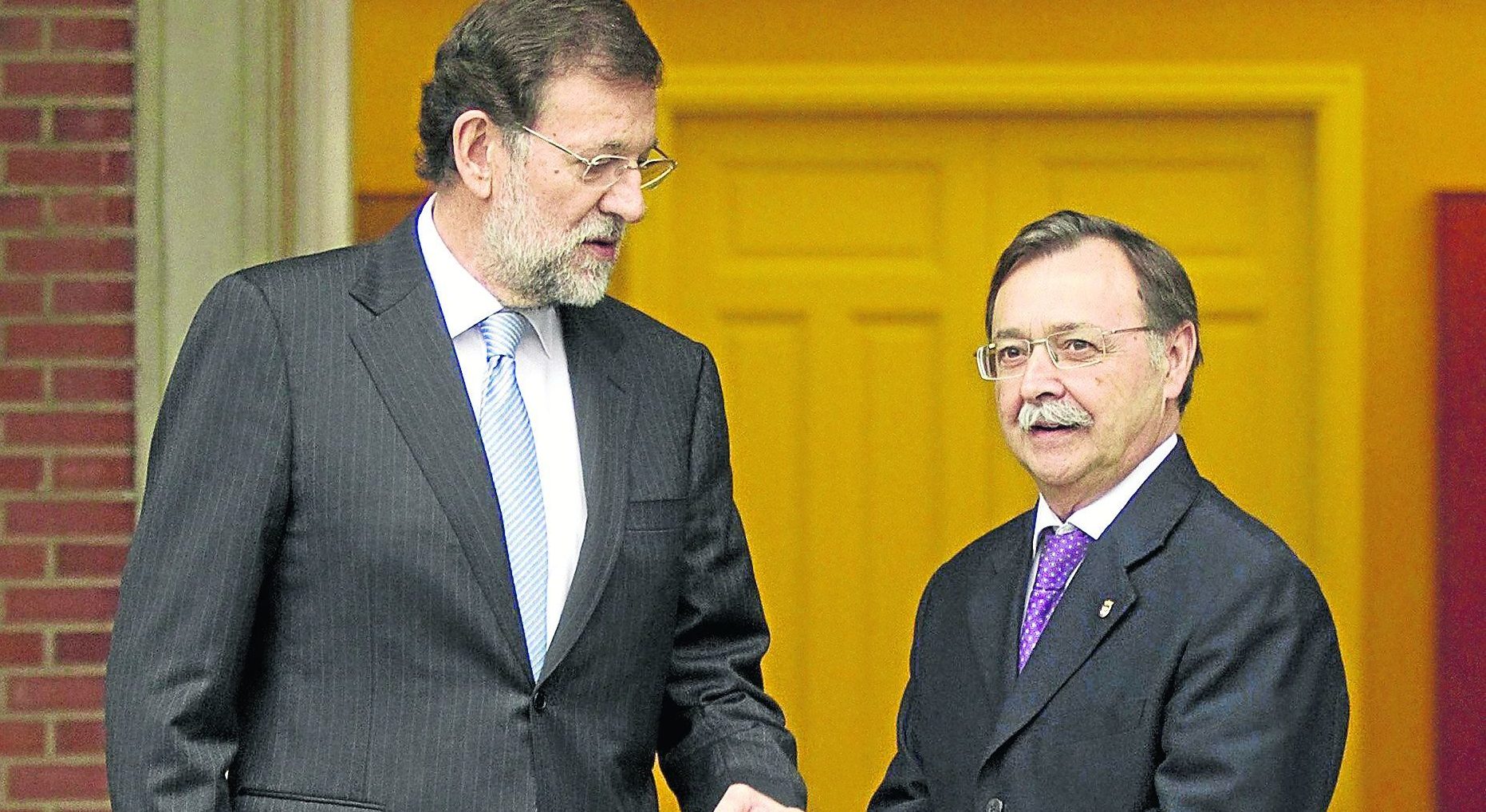GRA061. MADRID, 08/11/2012.- El jefe del Ejecutivo, Mariano Rajoy (i), recibe al presidente de Ceuta, Juan Jes˙s Vivas, a la entrada del Palacio de la Moncloa donde ambos se han reunido hoy para tratar, entre otros asuntos, cÛmo afecta la crisis a la ciudad autÛnoma. EFE/Chema Moya