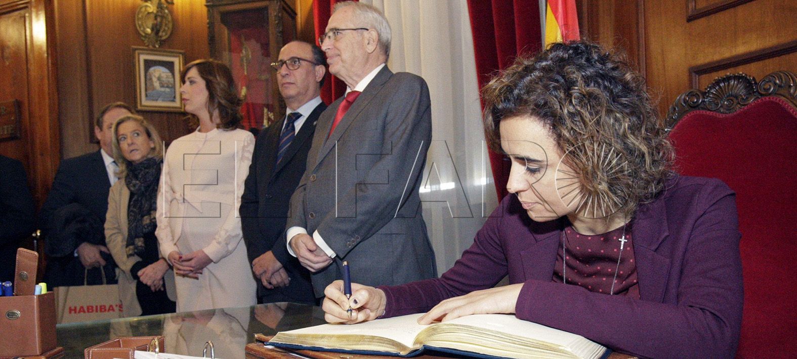 GRA369. MELILLA, 25/01/2017.- La ministra de Sanidad, Dolors Montserrat, acompañada del presidente de Melilla, Juan José Imbroda (2d), y la consejera de Sanidad y Presidencia, Paz Velazquez (4d) durante la firma de un convenio para la detección precoz del cáncer de colon, en su primera visita oficial a la ciudad autónoma de Melilla. EFE/F.G. Guerrero