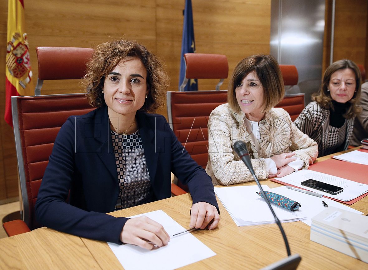 GRA126. MADRID, 19/01/2017.- La ministra de Sanidad, Servicios Sociales e Igualdad, Dolors Montserrat (i), comparece por primera vez en el la Comisión de Sanidad y Servicios Sociales del Senado para dar cuenta de las políticas de su departamento en esta materia. EFE/Mariscal