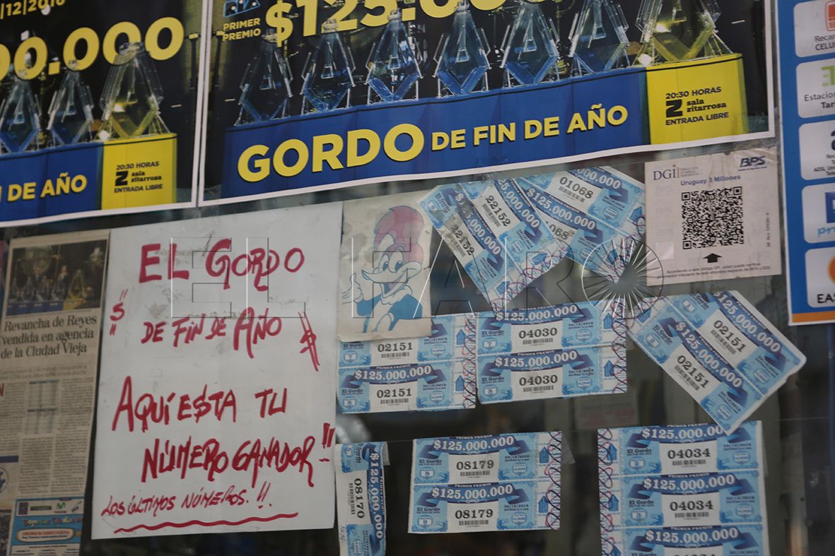 MON01. MONTEVIDEO (URUGUAY) 30/12/2016.- Fotografía del 29 de diciembre de 2016 de uno de los quioscos de venta de boletos de la lotería, en Montevideo. Hoy, 30 de diciembre de 2016, se realiza el sorteo del "Gordo de Fin de Año" en Uruguay. EFE/Alejandro Prieto