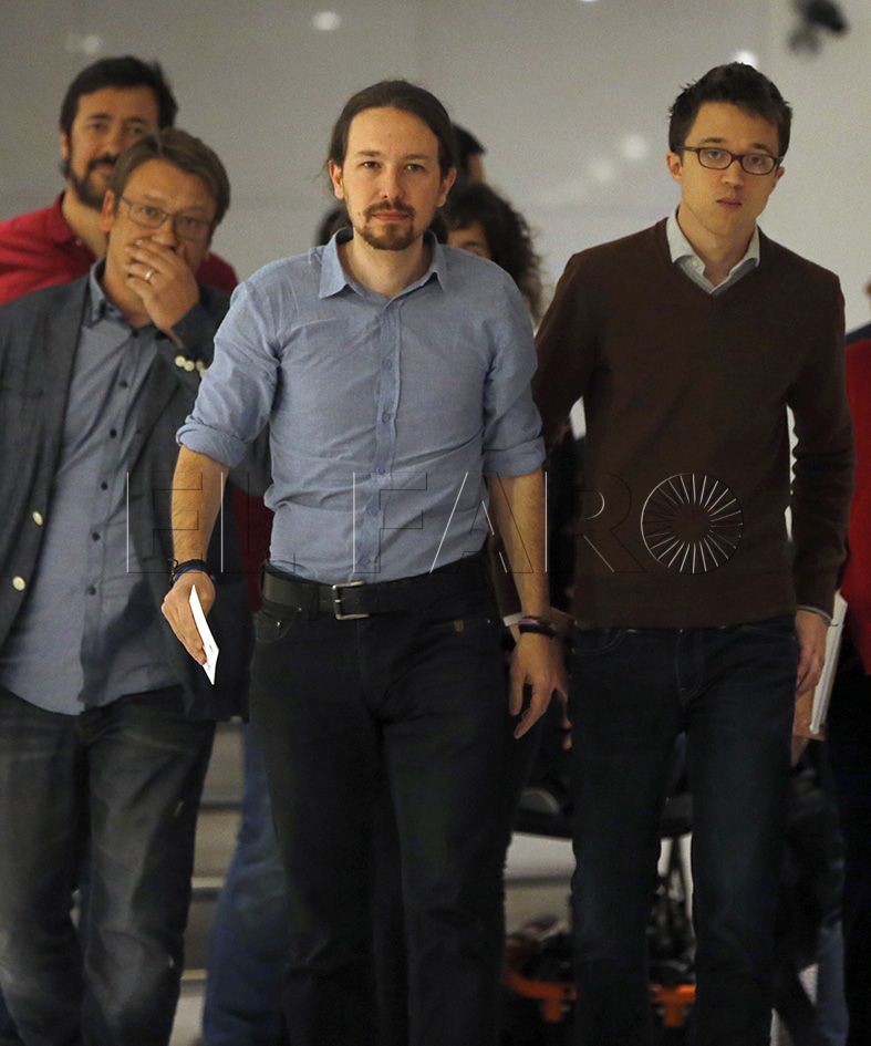 GRA173 MADRID, 08/04/2016.- El líder de Podemos, Pablo Iglesias (c), junto al número dos, íñigo Errejón (3d), arropado por la mayor parte de los miembros de su Ejecutiva, se dirige a la rueda de prensa que han ofrecido hoy en el Congreso, tras la reunión que ha mantenido con su dirección y las confluencias, en la que ha avanzado, entre otros temas, que la formación morada preguntará a sus bases, entre los días 14 y 16 de abril, si quieren "un Gobierno basado en el pacto de Rivera con Sánchez" y si están "de acuerdo con la propuesta de gobierno de cambio" que ofrece Podemos, que ayer descartaron PSOE y Ciudadanos. EFE/Javier Lizón