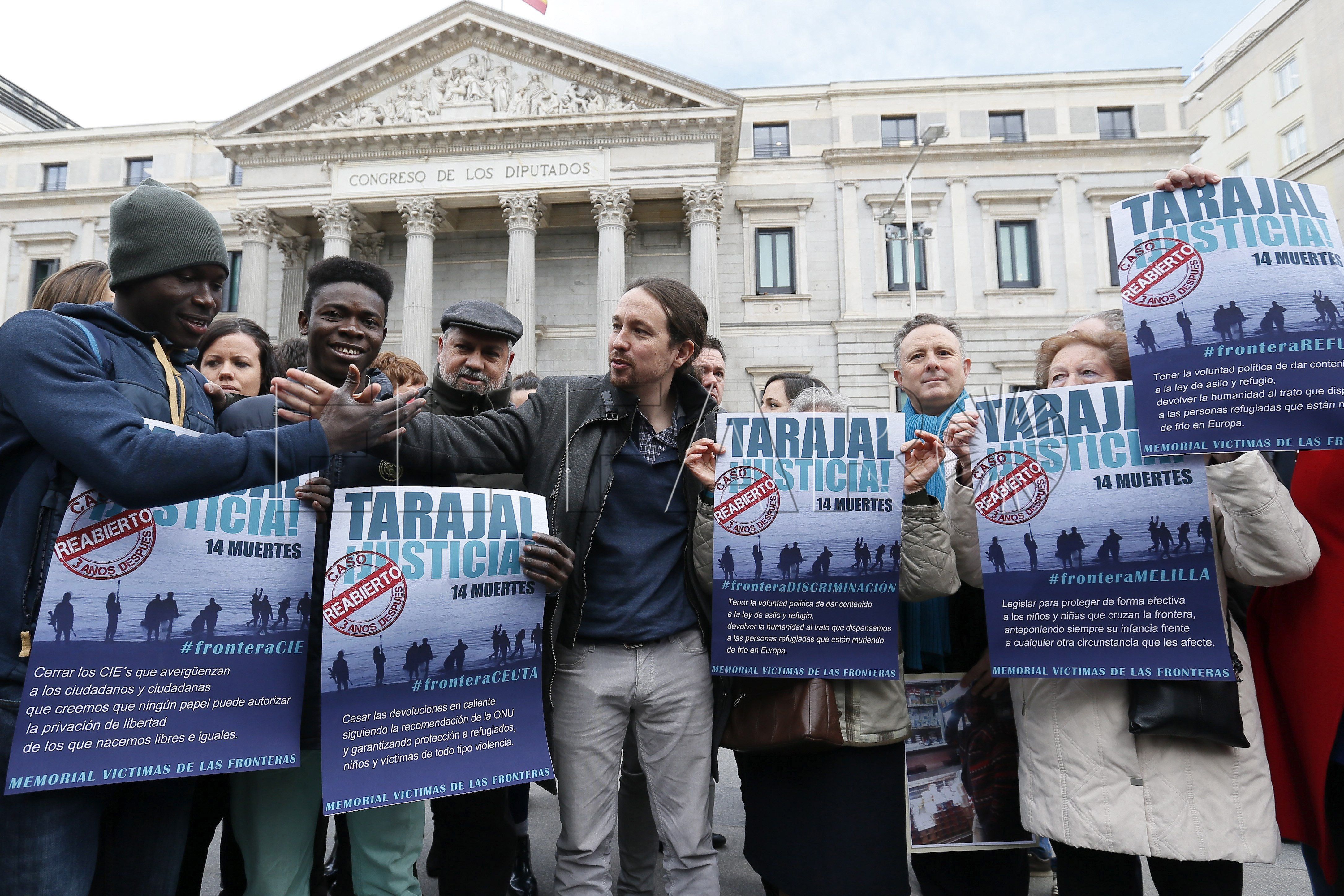 GRA120. MADRID, 06/02/2017.- El líder de Podemos Pablo Iglesias (4i), junto al diputado de Compromís, Enric Bataller (2d), entre otros, participa en un minuto de silencio por el tercer aniversario de la muerte de quince inmigrantes cuando trataban de cruzar la frontera en El Tarajal (Ceuta), este mediodía a las puertas del Congreso de los Diputados. EFE/Mariscal