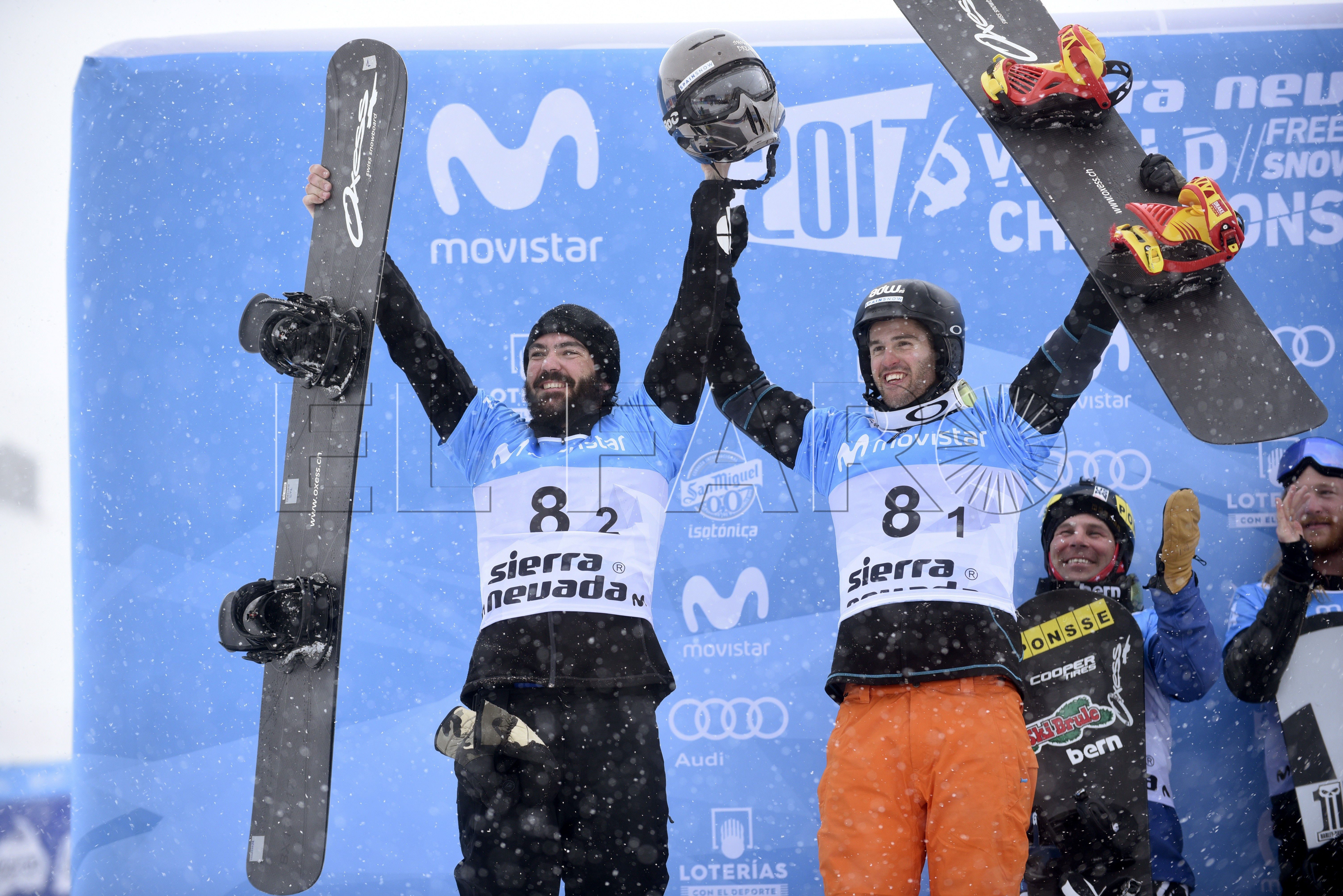 GRA412. SIERRA NEVADA (GRANADA) 13/03/2017.- Los españoles Regino Hernández (i) y Lucas Eguibar (i), en el podio tras ganar la medalla de plata en la final de boardercross por equipos de los Mundiales de Sierra Nevada 2017. EFE/Miguel Ángel Molina