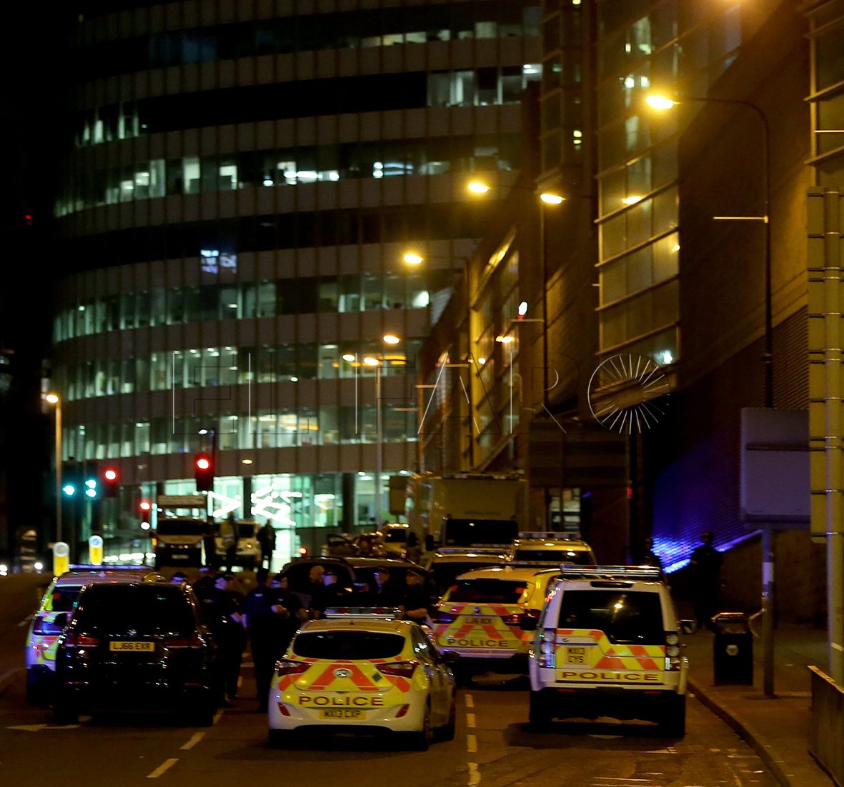 MAN05. MANCHESTER (R.UNIDO), 22/05/2017.- Vehículos de emergencia son vistos luego de dos explosiones registradas cerca del Manchester Arena, en Manchester, (Reino Unido) hoy, lunes 22 de mayo de 2017. La Policía de Manchester ha confirmado hoy, lunes 22 de mayo de 2017, que al menos 19 personas han muerto y otras 50 han resultado heridas, luego de las dos explosiones ocurridas junto a un estadio de Manchester donde actuaba la cantante Ariana Grande. EFE / NIGEL RODDIS