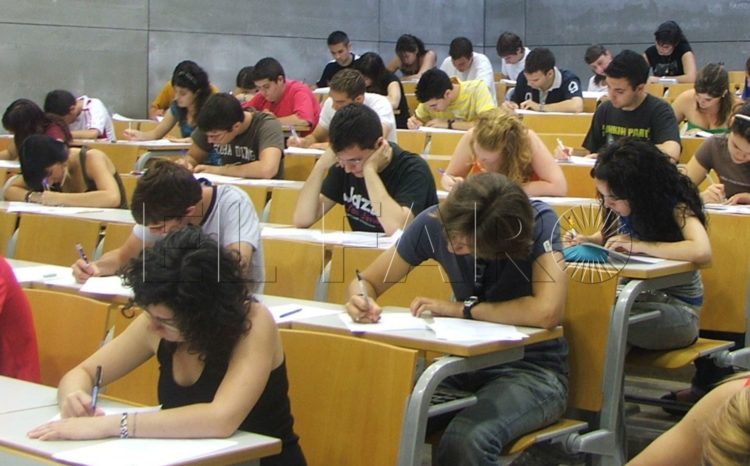 Estudiantes examen alumnos