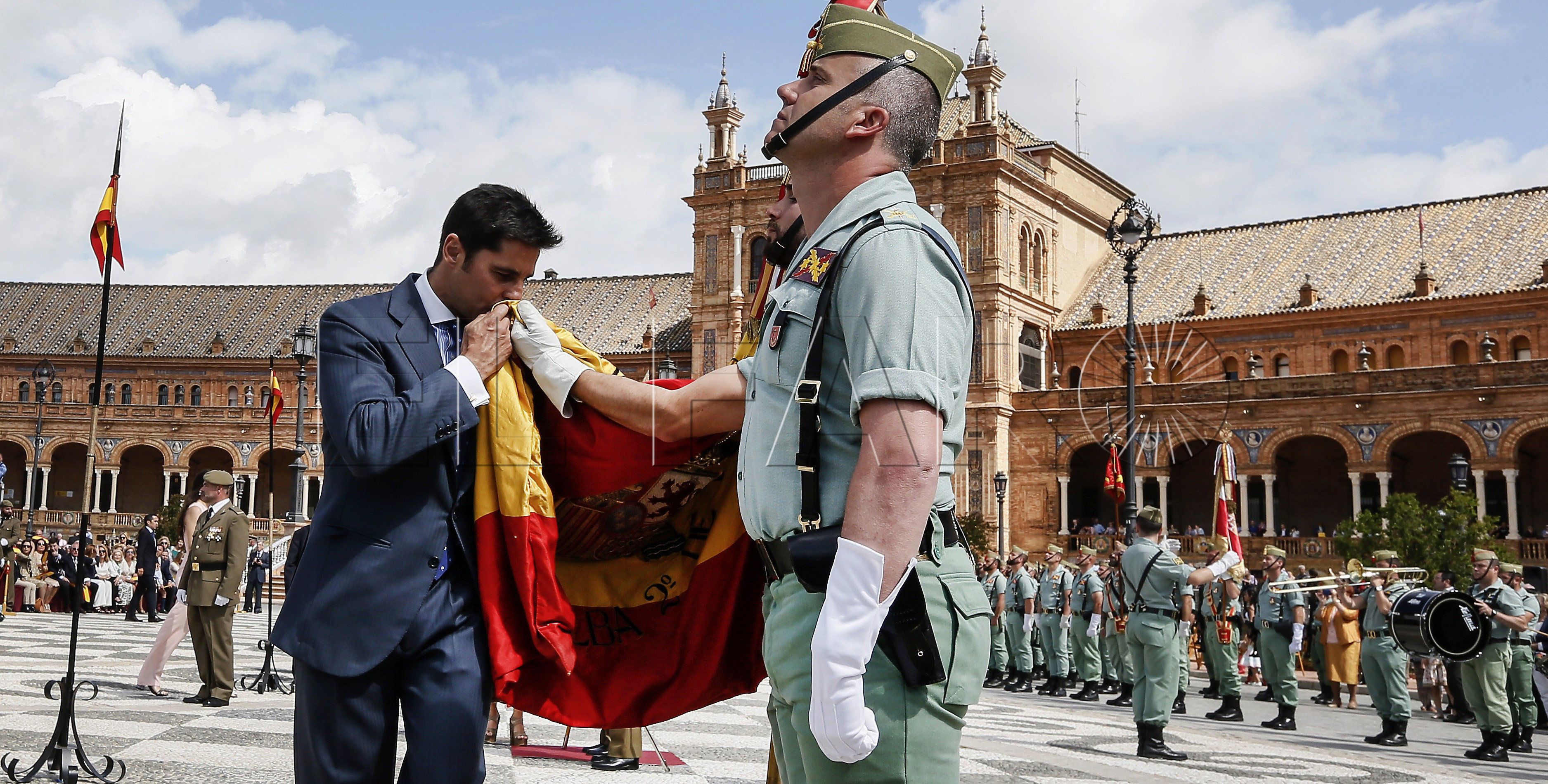 GRA077 SEVILLA. 13/05/2017. El torero Francisco Rivera Ordoñez, besa la bandera nacional en la ceremonia solemne de Jura de Bandera para el personal civil, hoy en la Plaza de España de Sevilla.EFE/Jose Manuel Vidal.