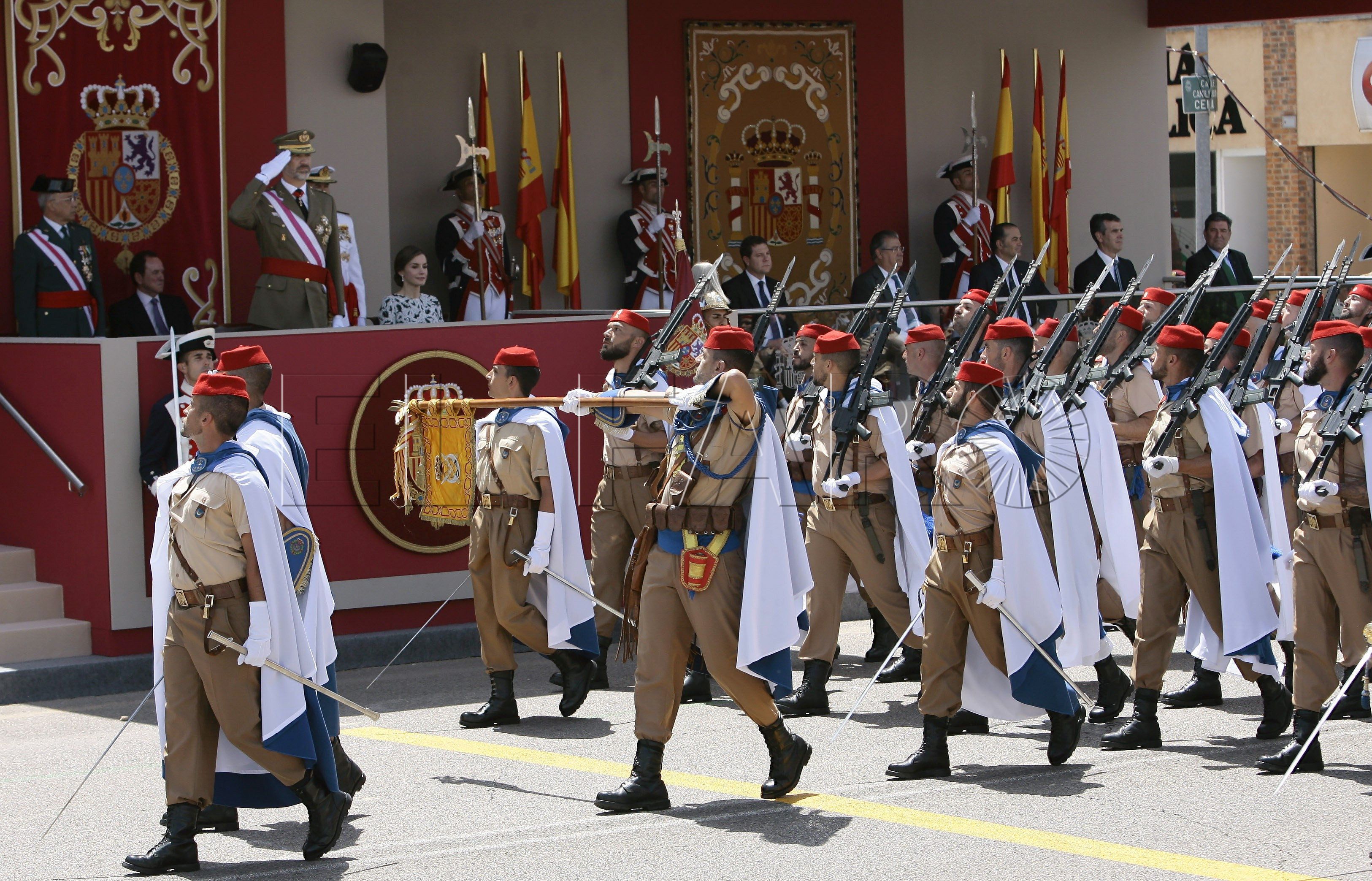 GRA137. GUADALAJARA, 27/05/2017.- El Rey, acompañado por la Reina Letizia, ha presidido hoy en Guadalajara el acto central del Día de las Fuerzas Armadas, que ha contado con un desfile y homenaje a los fallecidos en acto de servicio, y al que han asistido por primera vez la ministra de Defensa, María Dolores de Cospedal, y la nueva cúpula militar. EFE/Pepe Zamora