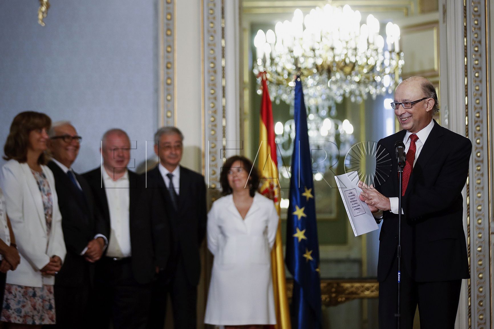 GRA319. MADRID. 27/07/2017. El ministro de Hacienda, Cristóbal Montoro, sostiene el informe sobre financiación autonómica que ha entregado hoy al Gobierno un grupo de expertos que ha analizado la reforma del sistema durante seis meses. EFE/Emilio Naranjo