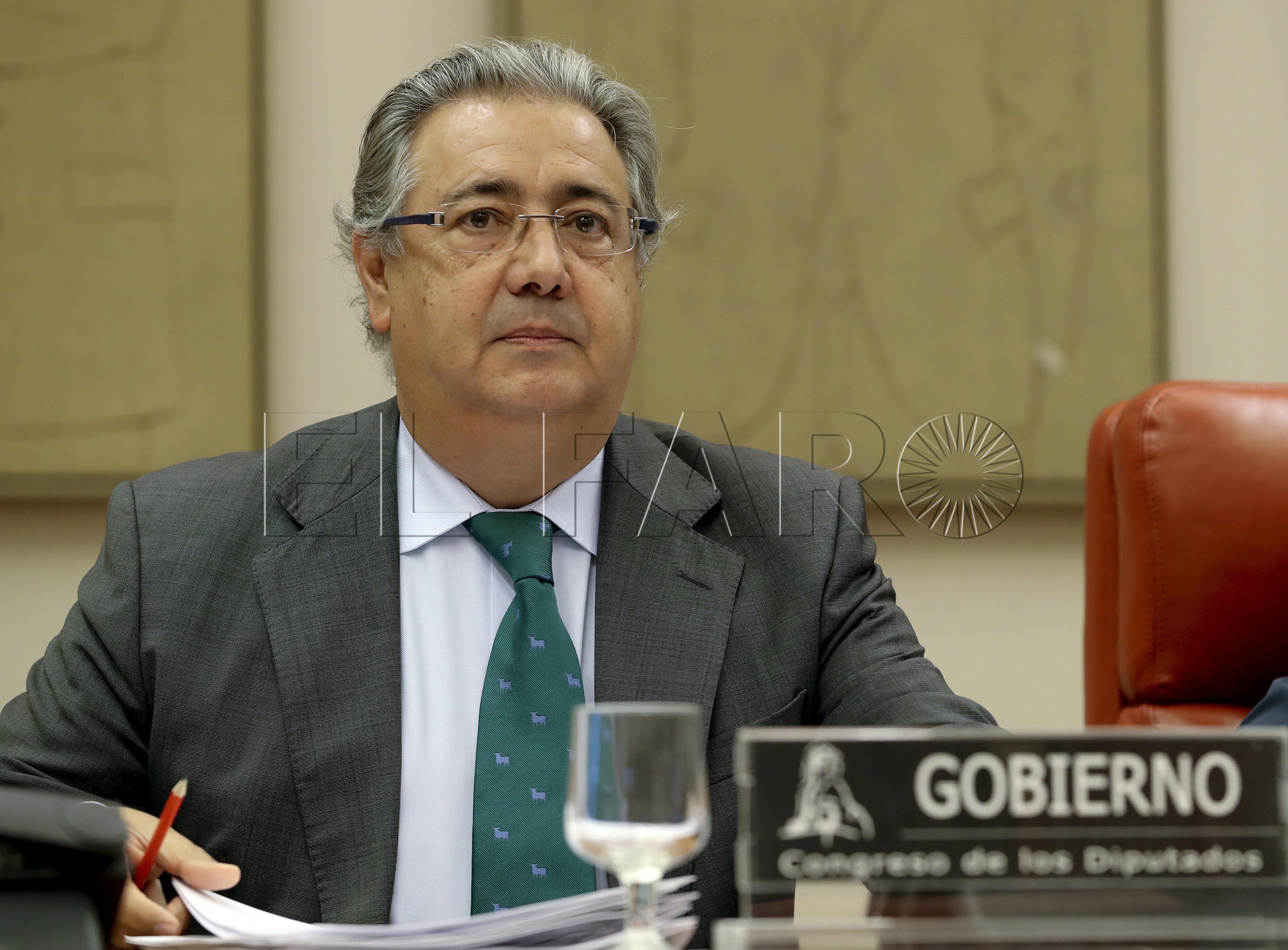 GRA018 MADRID,18/6/2017.- El ministro del Interior, Juan Ignacio Zoido, poco antes de su comparecencia en el Congreso de los Diputados para informar de la política migratoria del Ejecutivo tras la muerte de 49 personas en el naufragio de una patera en el mar de Alborán, así como para responder por el compromiso de España en materia de acogida de refugiados.EFE/Ballesteros