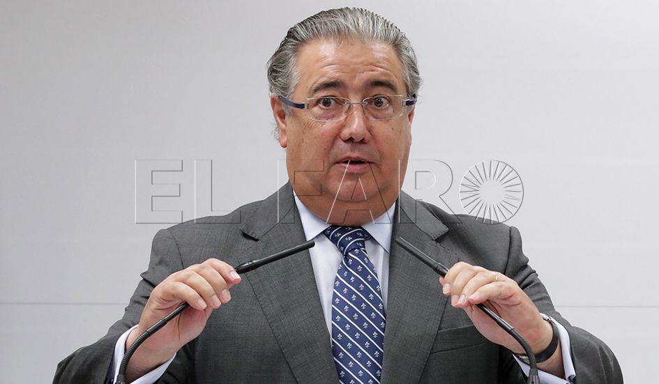 GRA159. MADRID, 05/07/2017.- El ministro del Interior, Juan Ignacio Zoido, durante su intervención en el acto celebrado hoy en el Ministerio de Sanidad para entregar la instrucción de la Secretaría de Estado de Seguridad sobre medidas policiales a adoptar frente a agresiones a profesionales de la salud. EFE/Zipi