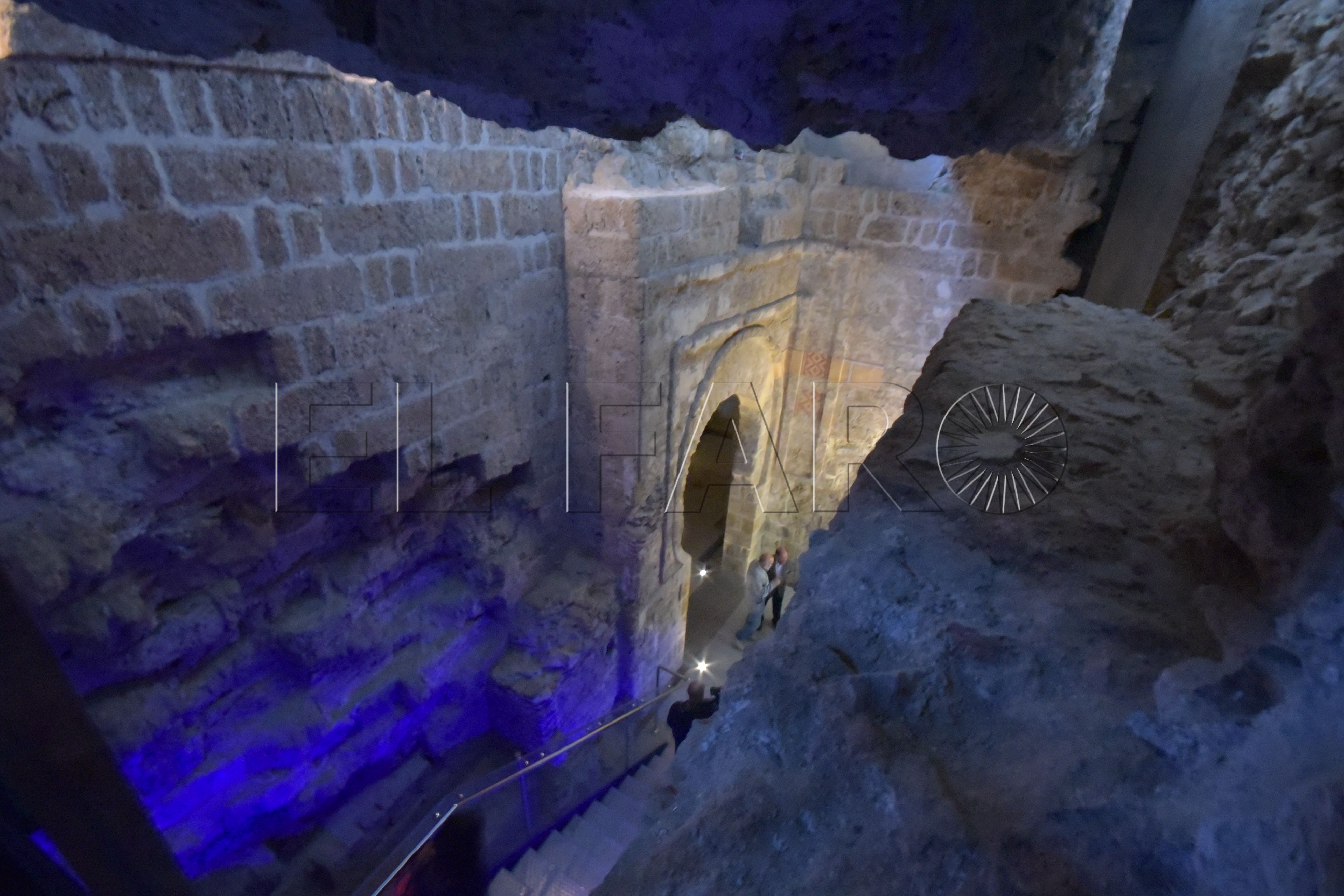 puerta califal iluminada