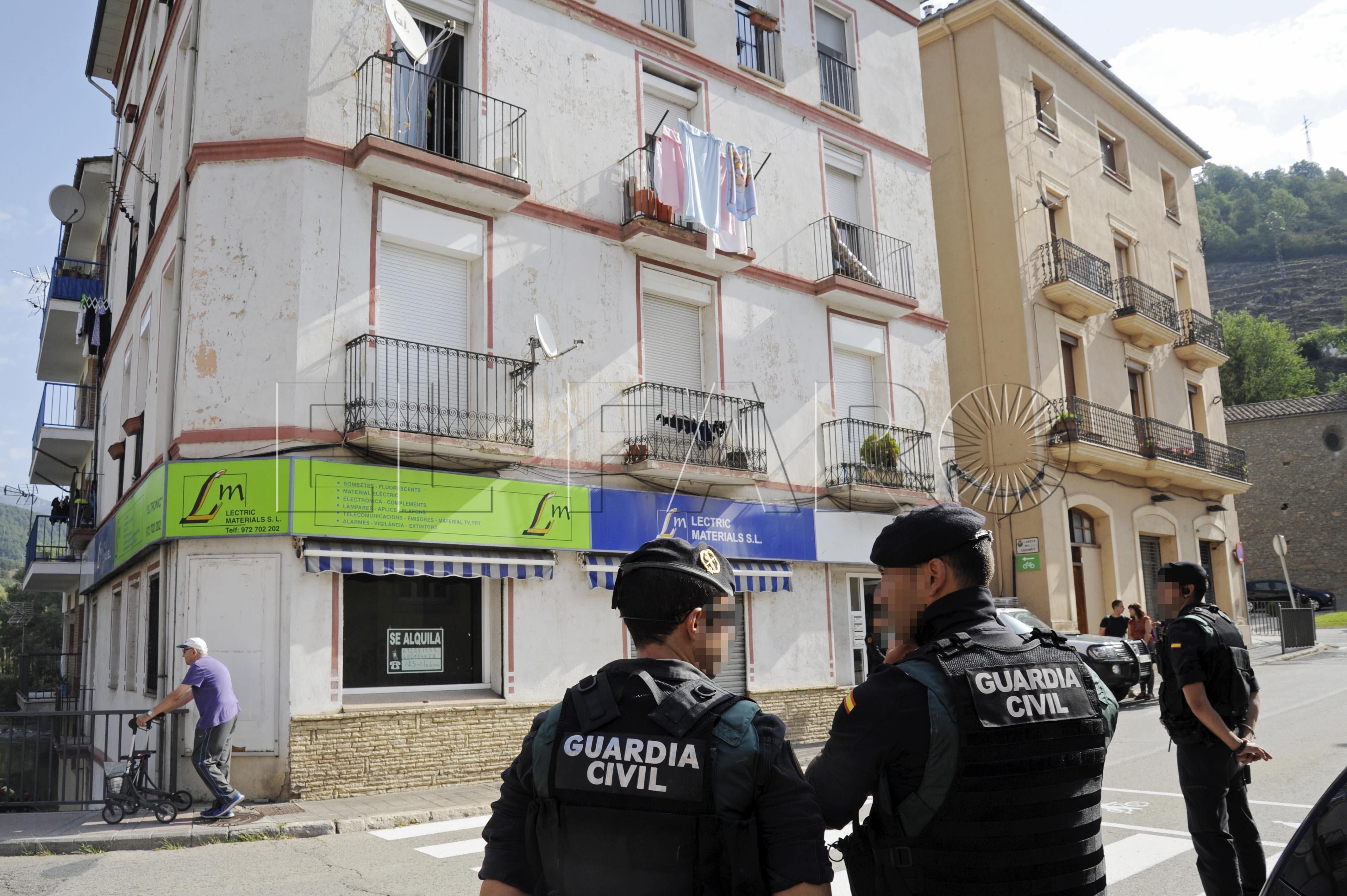 GRA242. RIPOLL (GIRONA), 18/08/2017.- Momento del registro de un domicilio en la calle Pont d'Olot de Ripoll (Girona) a raíz de la detención de un presunto implicado en el atentado terrorista de Barcelona. El detenido es un hombre de 30 años que es amigo del individuo detenido ayer en esta localidad gerundense, según informan fuentes próximas a la investigación. EFE/Robin Townsend