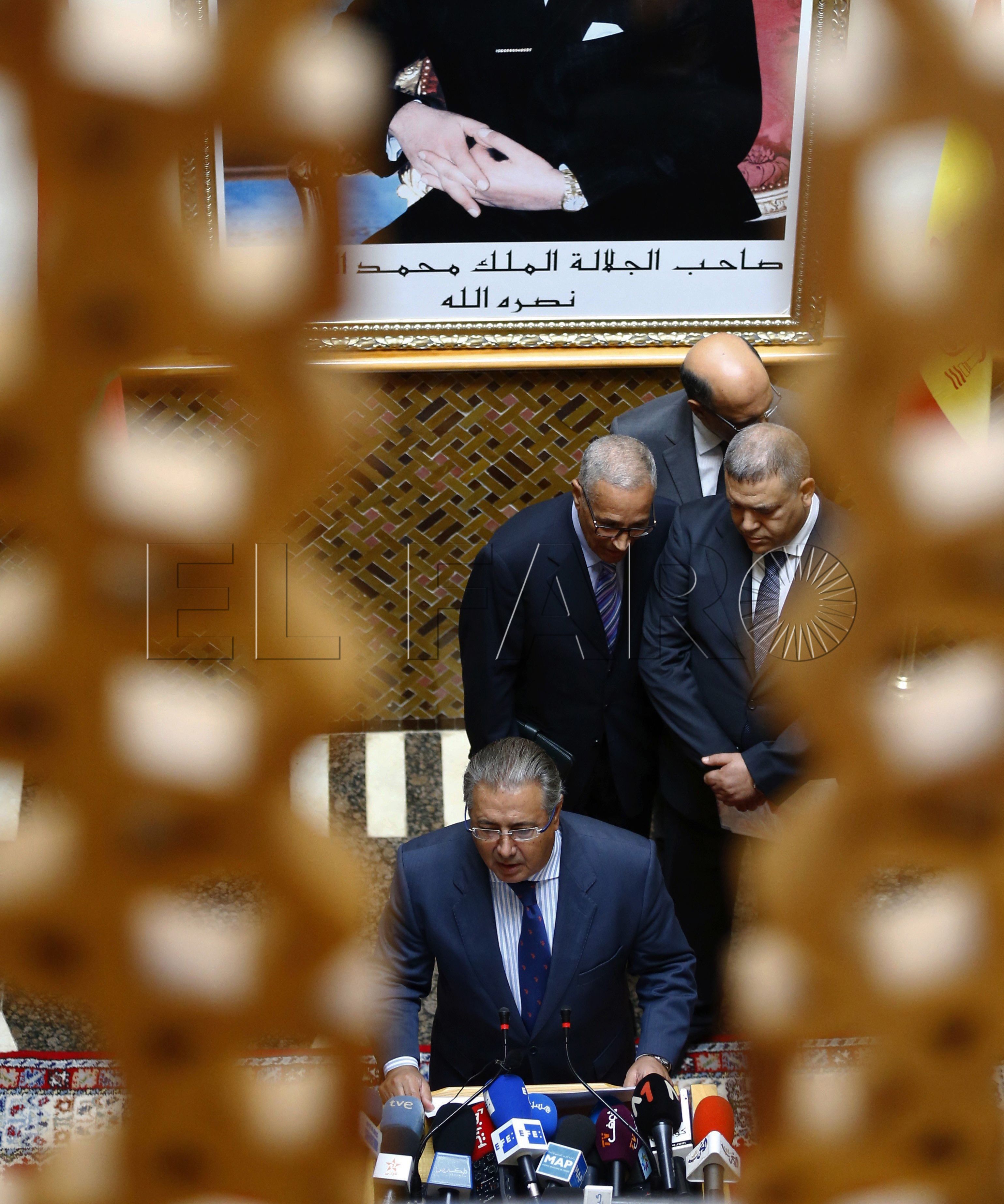 GRA136. RABAT (MARRUECOS) 29/08/2017.- El ministro del Interior, Juan Ignacio Zoido (abajo), durante la rueda de prensa ofrecida tras la reunión que ha mantenido hoy en Rabat con su homólogo marroquí, Abdelaufi Laftit, para intercambiar información sobre los atentados de Barcelona y Cambrils. EFE/J.P. Gandul