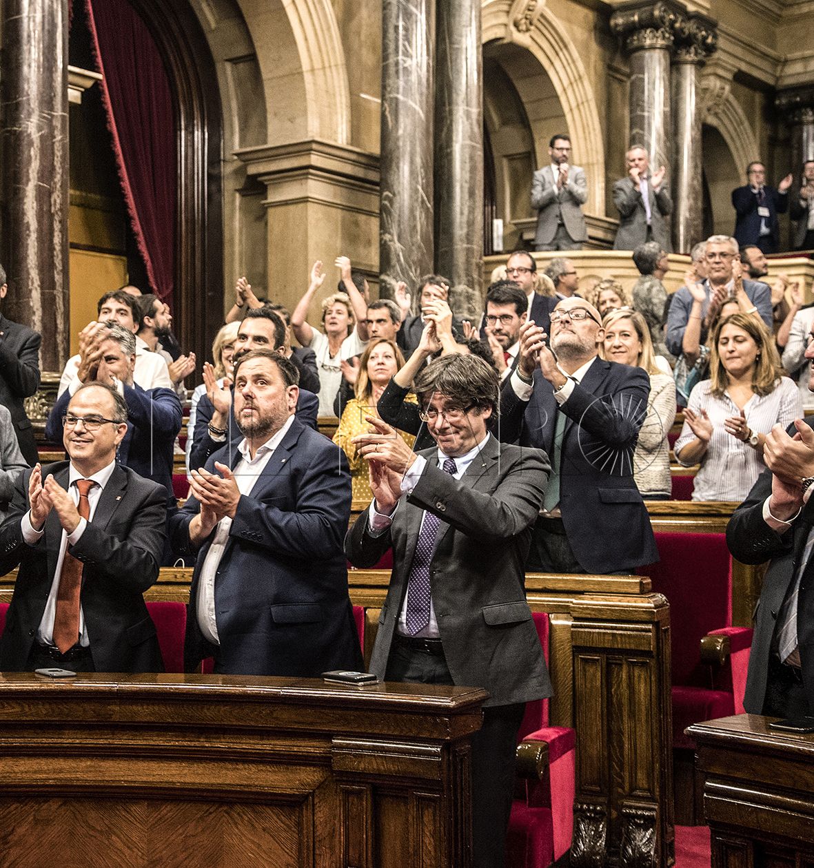 GRA597. BARCELONA, 07/09/2017.- El presidente de la Generalitat, Carles Puigdemont (2d), mira a la presidenta del parlament Carme Forcadell, en un gesto de agradecimiento tras aprobar la Ley de Transitoriedad Jurídica, esta noche en el parlament, en Barcelona. EFE/Marta Pérez