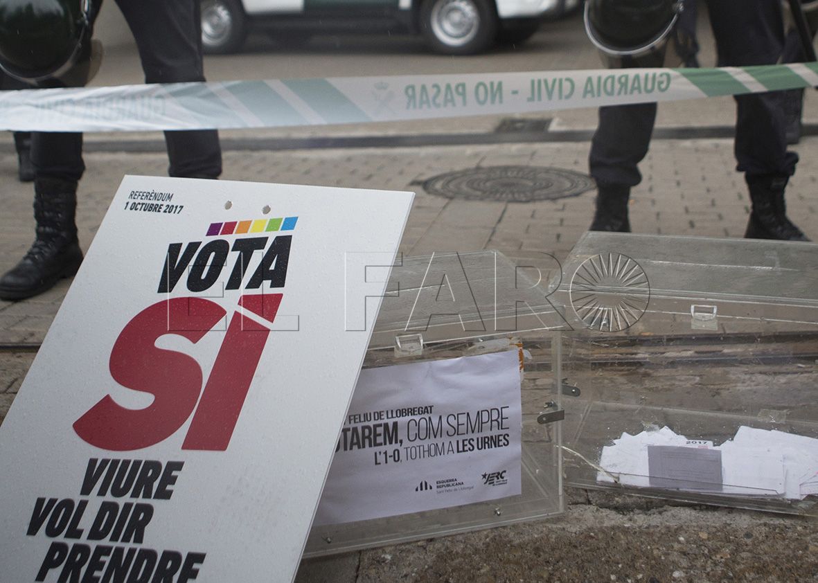 GRA337. SANT FELIU (BARCELONA), 15/09/2017.- Agentes de la Guardia Civil han entrado en la imprenta Artyplan de Sant Feliu de Llobregat (Barcelona) en el marco de los registros que está realizando en busca de material relacionado con el referéndum del 1 de octubre, suspendido por el Tribunal Constitucional. EFE/Quique García
