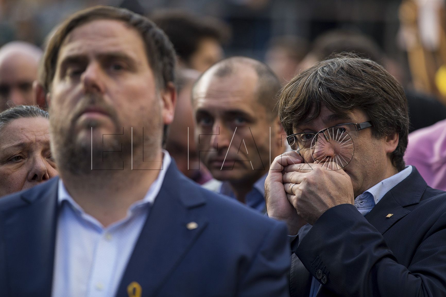 GRA399. BARCELONA, 21/10/2017.- El presidente de la Generalitat, Carles Puigdemont (d), durante la manifestación convocada por la Mesa por la Democracia para pedir la libertad de Jordi Sànchez y Jordi Cuixart, después que el Gobierno haya anunciado que propondrá al Senado su destitución y la de todos los consellers. EFE/Enric Fontcuberta