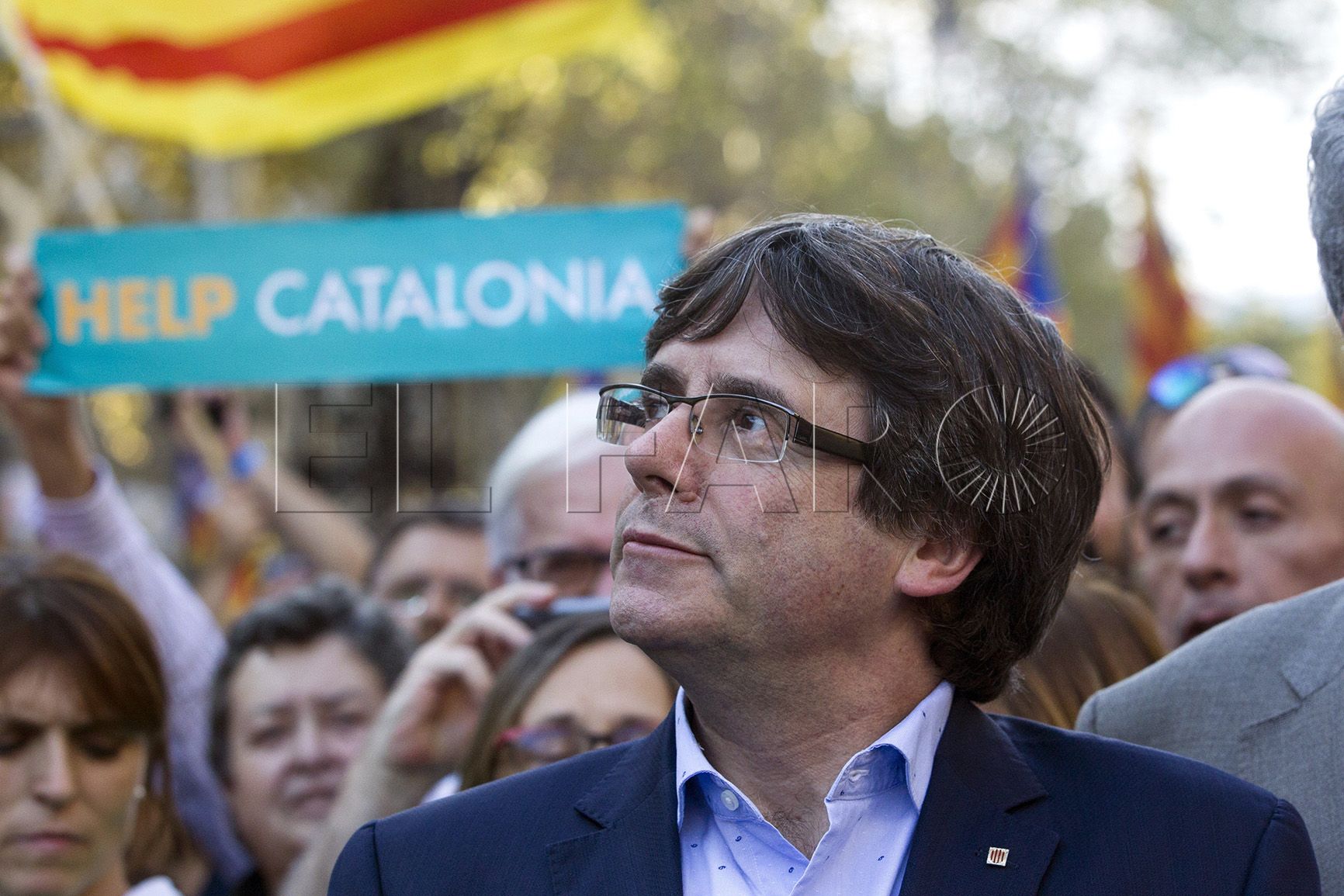 -FOTODELDIA- GRA346. BARCELONA, 21/10/2017.- El presidente de la Generalitat, Carles Puigdemont, durante la manifestación convocada por la Mesa por la Democracia para pedir la libertad de Jordi Sànchez y Jordi Cuixart, después que el Gobierno ha anunciado que propondrá al Senado cesarle tanto a él como a todos sus consellers.EFE/Quique García