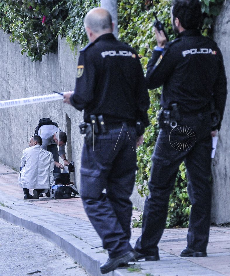 Esta imagen fue tomada en mayo de 2014, durante el trabajo desempeñado por la Policía Científica para dar con los casquillos de bala después de producirse la ráfaga de disparos que dejaron a un vecino del lugar herido de gravedad.