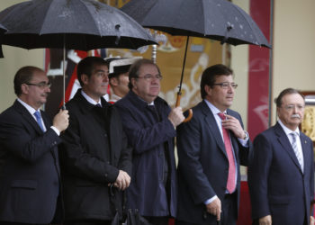 Los presidentes regionales (de izda a dcha), de Aragón, Javier Lambán; de Canarias, Fernando Clavijo; de Castilla y León, Juan Vicente Herrera; de Extremadura, Guillermo Fernández Vara, y de Ceuta, Juan Jesús Vivas, momentos antes del desfile militar que han presidido los Reyes, durante el acto central del Día de la Fiesta Nacional en el que se rinde homenaje a la Bandera y a los que dieron su vida por España (2017). EFE/Javier Lizón