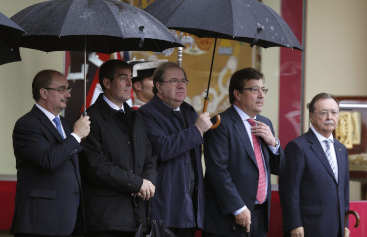 Los presidentes regionales (de izda a dcha), de Aragón, Javier Lambán; de Canarias, Fernando Clavijo; de Castilla y León, Juan Vicente Herrera; de Extremadura, Guillermo Fernández Vara, y de Ceuta, Juan Jesús Vivas, momentos antes del desfile militar que han presidido los Reyes, durante el acto central del Día de la Fiesta Nacional en el que se rinde homenaje a la Bandera y a los que dieron su vida por España (2017). EFE/Javier Lizón