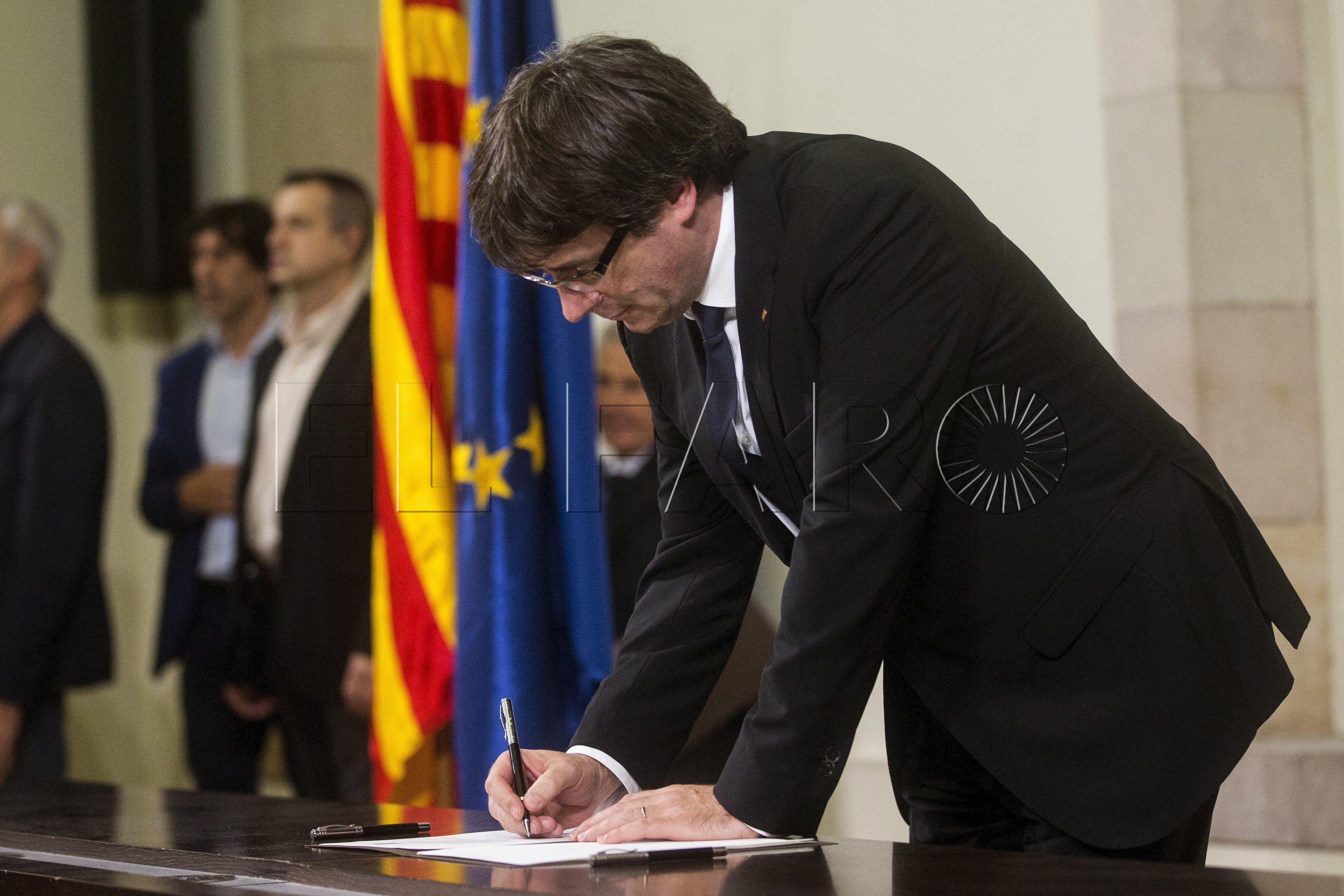 GRA410. BARCELONA, 10/10/2017.- El presidente de la Generalitat, Carles Puigdemont, firma el documento sobre la Independencia después de comparecer ante el pleno del Parlament para trasladar los resultados de la jornada del 1-O. EFE/Quique García