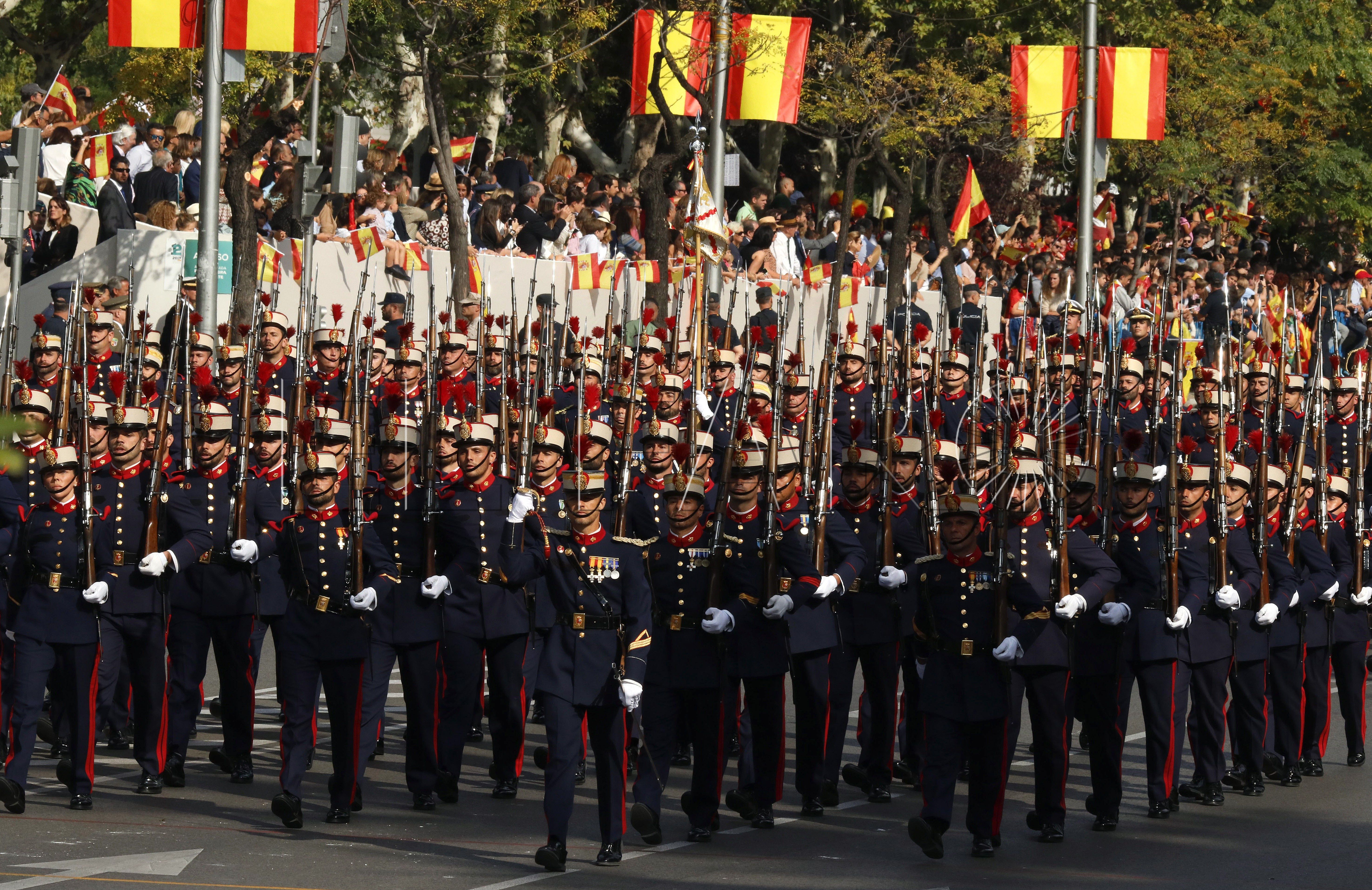 GRA043. MADRID, 12/10/2017.- La Guardia Real durante el desfile del Día de la Fiesta Nacional, que presiden los Reyes y al que asiste el Gobierno en pleno y la mayoría de líderes políticos. El acto consiste en un homenaje a los caídos y un desfile terrestre y aéreo por el paseo de la Castellana, en el que participan unos 3.900 efectivos, entre militares de los tres Ejércitos, guardias civiles, policías y Guardia Real, 84 vehículos y 78 aeronaves. EFE/Víctor Lerena