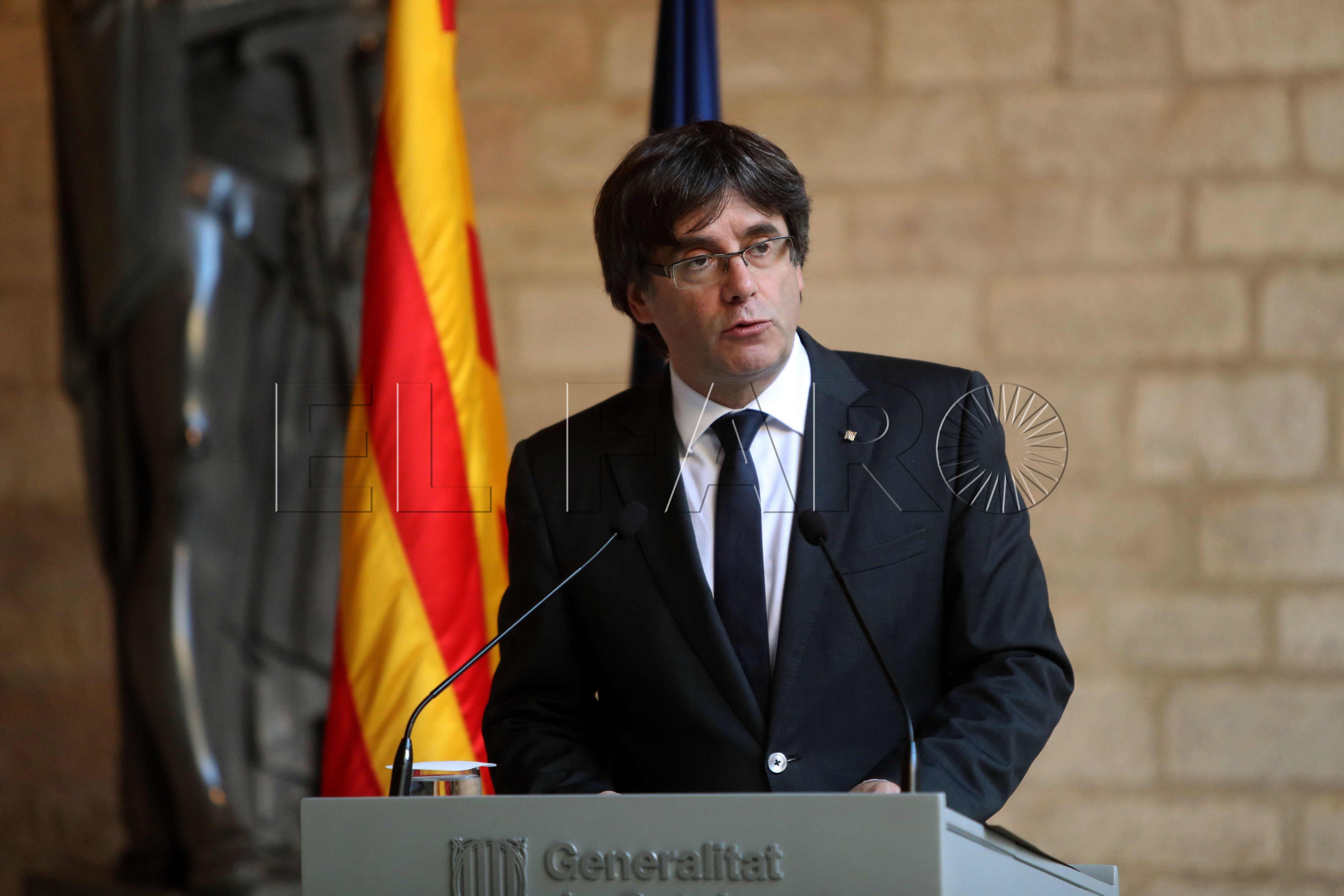 GRAF443. BARCELONA (ESPAÑA), 26/10/2017.- El presidente de la Generalitat, Carles Puigdemont, durante la comparecencia que ha realizado esta tarde en el Palau de la Generalitat, en Barcelona, en la que ha dejado vía libre para que el Parlament apruebe una declaración de independencia, al no haber obtenido "garantías" por parte del Gobierno de Mariano Rajoy para celebrar unas elecciones anticipadas en Cataluña sin aplicar el artículo 155. EFE/Toni Albir