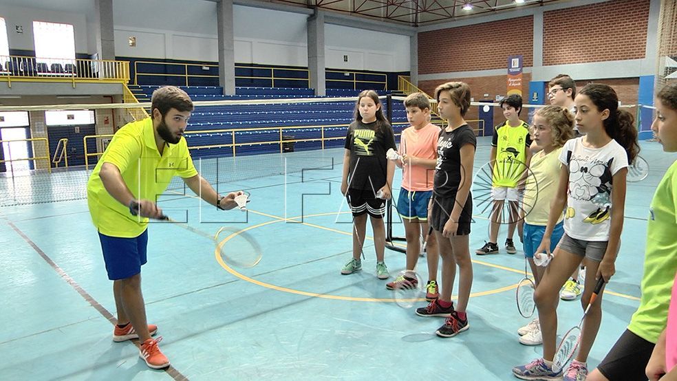 Monitor de bádminton durante una clase