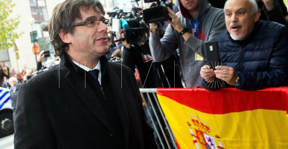 BRU1. BRUSELAS (BÉLGICA), 31/10/2017.- El expresidente de la Generalitat de Cataluña Carles Puigdemont llega al club de la prensa en Bruselas para comparecer ante los medios de comunicación, en Bruselas, Bélgica, hoy 31 de octubre de 2017. Puigdemont llegó este lunes a Bruselas después de que el fiscal general del Estado de España, José Manuel Maza, anunciara una querella por rebelión, sedición y malversación contra él y el resto del gobierno regional, así como otra querella contra la mesa del Parlamento autónomo. EFE/ Stephanie Lecocq