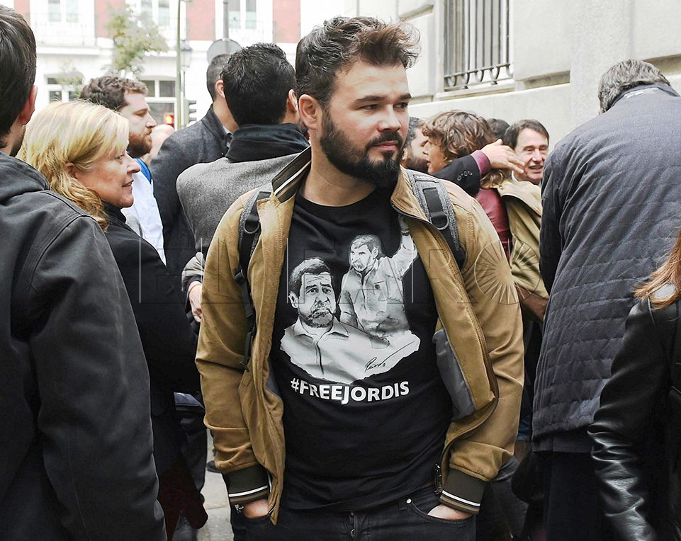 GRAF257 MADRID, 2/10/2017.- El diputado de ERC Gabriel Rufián, ante la sede del Tribunal Supremo donde la presidenta de la cámara catalana, Carme Forcadell y el resto de los integrantes de la Mesa están citados a declarar como imputados por delitos de rebelión, sedición y malversación tras la declaración unilateral de independencia anulada por el Tribunal Constitucional. EFE/Fernando Villar