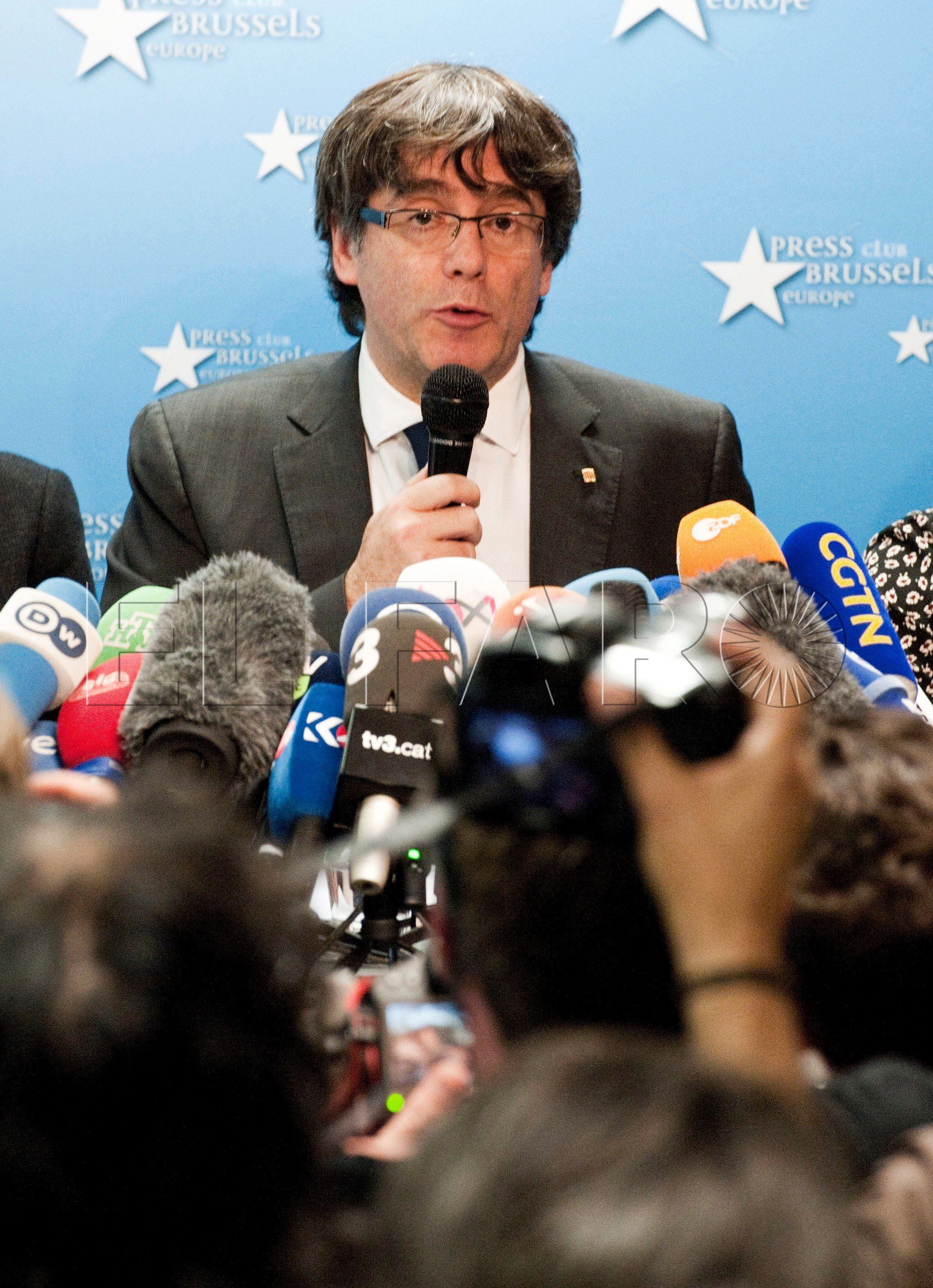 -FOTODELDIA-GRAF3633. BRUSELAS, 31/10/2017.- El expresidente de la Generalitat Carles Puigdemont, a su llegada a la rueda de prensa que ha ofrecido hoy en el 'Press Club Brussels', en la que ha denunciado la "politización de la Justicia" española" y ha afirmado que volverá a España "rápidamente" si hay "garantías" judiciales. Puigdemont ha dicho hoy que no se encuentra en Bruselas para solicitar asilo político a las autoridades belgas, sino por "libertad y seguridad". EFE/ Horst Wagner