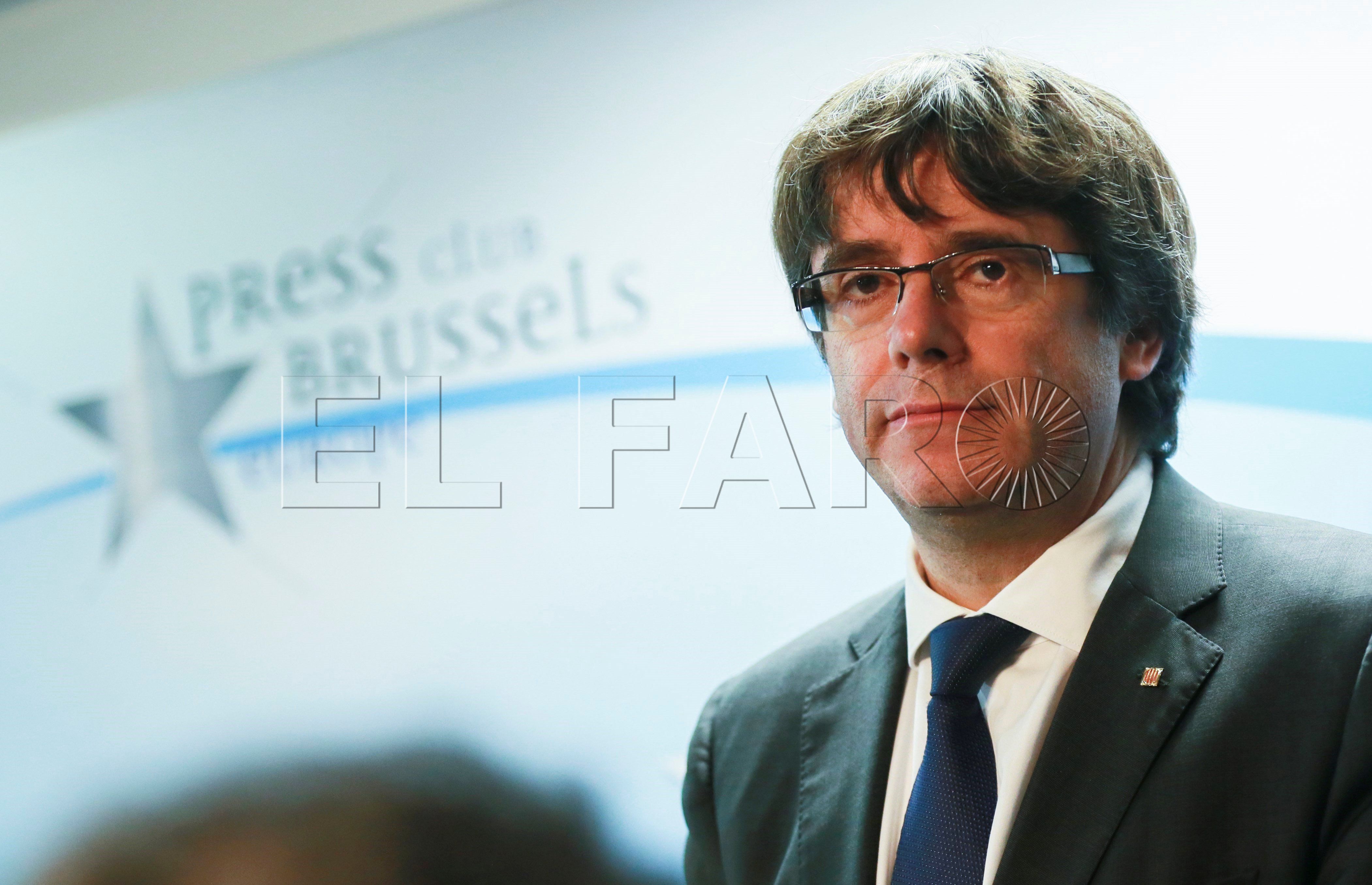 BRU1. BRUSELAS (BÉLGICA), 31/10/2017.- El expresidente de la Generalitat de Cataluña Carles Puigdemont durante la rueda de prensa que ofreció en el club de la prensa de Bruselas, Bélgica, hoy 31 de octubre de 2017. Puigdemont llegó este lunes a Bruselas después de que el fiscal general del Estado de España, José Manuel Maza, anunciara una querella por rebelión, sedición y malversación contra él y el resto del gobierno regional, así como otra querella contra la mesa del Parlamento autónomo. EFE/ Olivier Hoslet