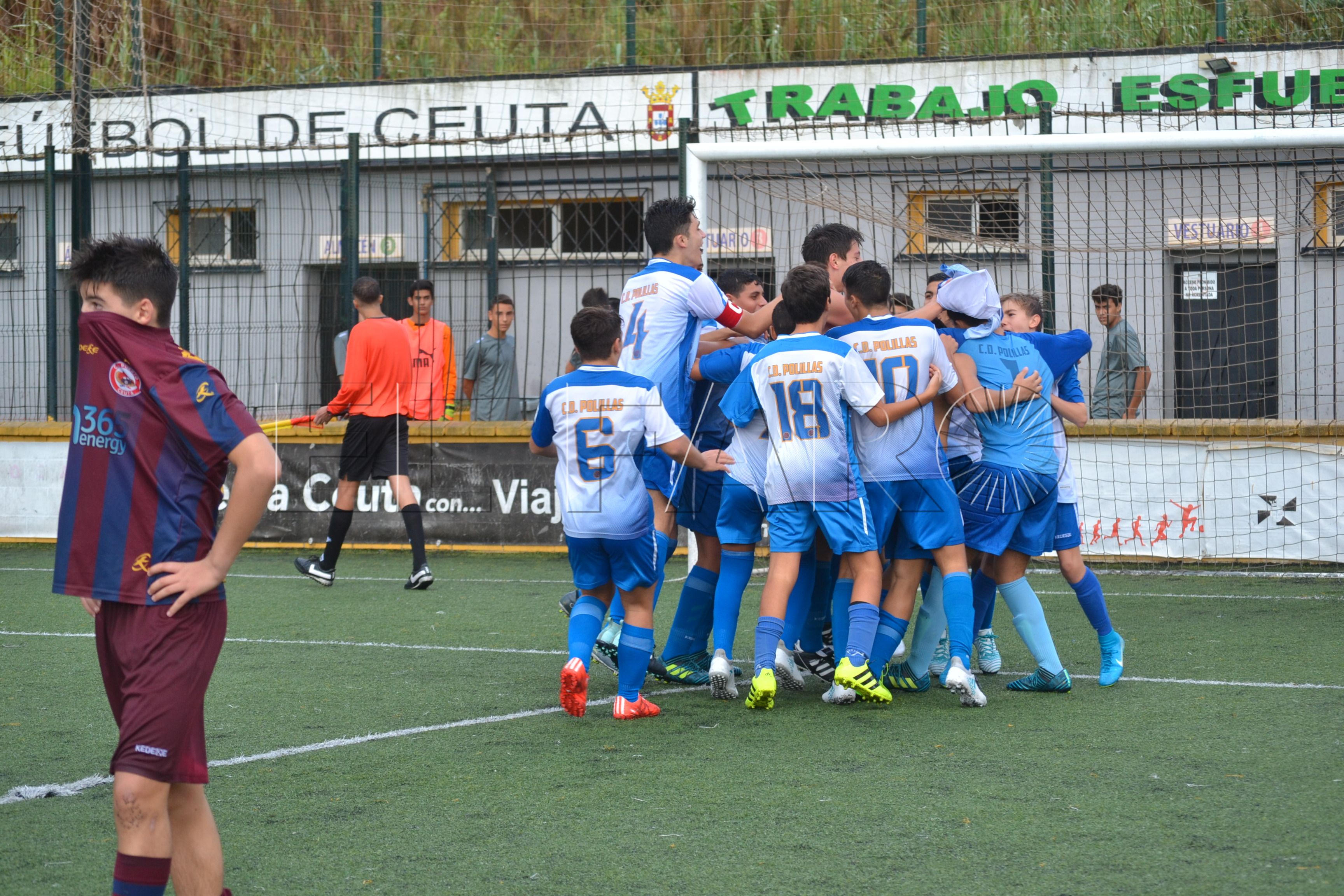 Jugadores del Polillas celebran un gol