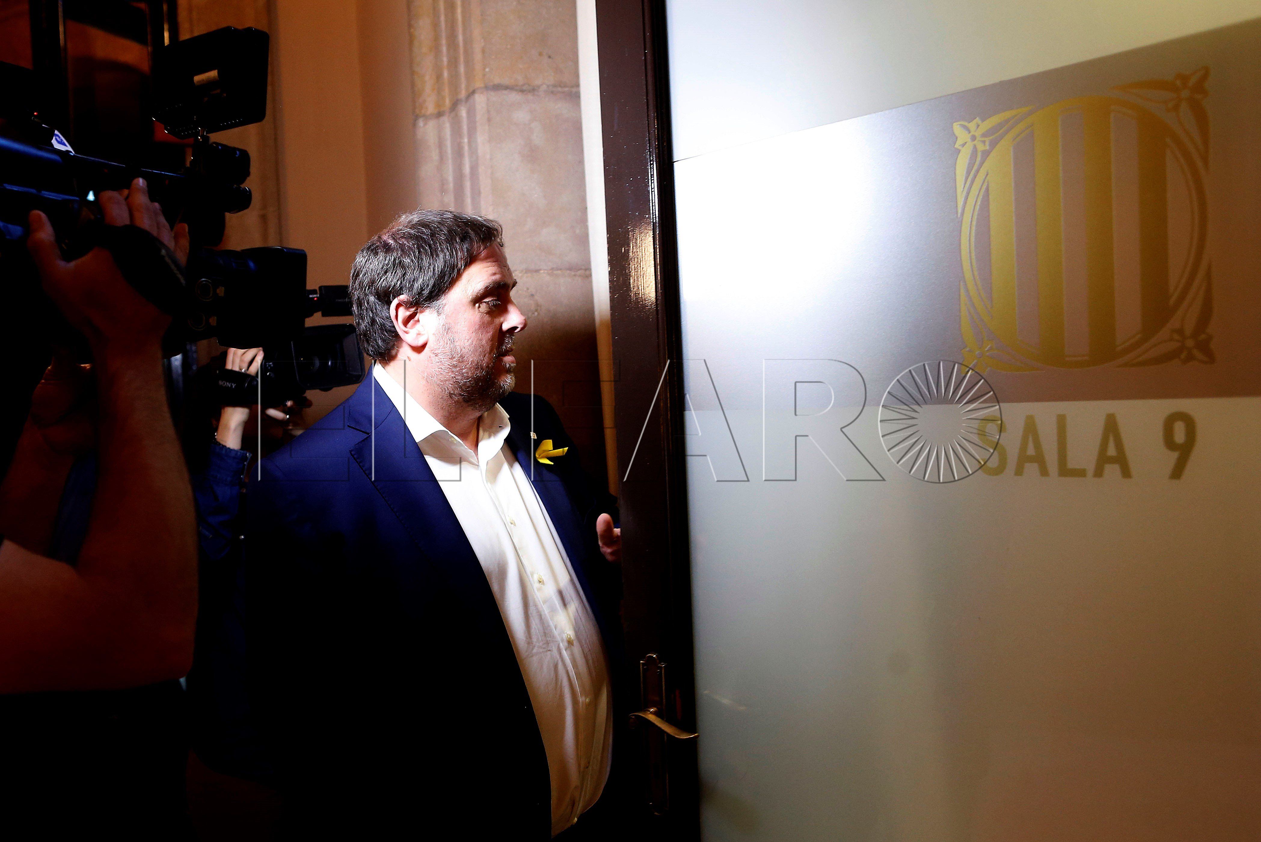 GRAF3674. BARCELONA, 31/10/10/2017.- El vicepresidente cesado de la Generalitat, Oriol Junqueras, llega a la reunión informal que ha mantenido esta mañana en el Parlament con los consellers del Govern cuyo cese anunció el pasado viernes el presidente del Gobierno, Mariano Rajoy, y que siguen en Cataluña: Josep Rull, Raül Romeva, Carles Mundó, y Jordi Turull. EFE/Alejandro García