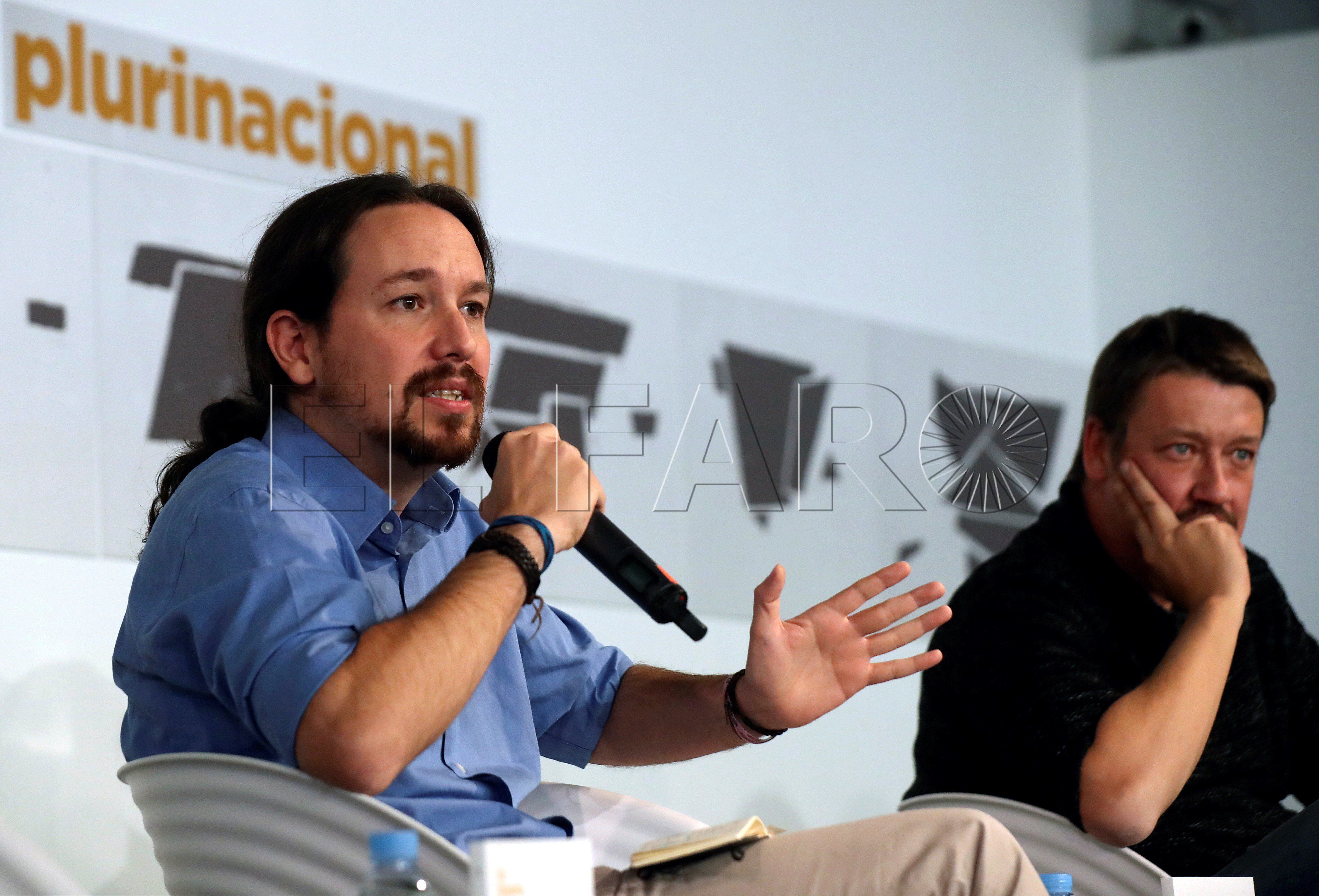 GRAF109. MADRID, 30/03/2016.- El líder de Podemos, Pablo Iglesias (i), acompañado por el portavoz de En Comú Podem en el Congreso y candidato de CatComú-Podem a la Generalitat, Xavier Domenech, presenta "Repensar la España plurinacional", hoy en Madrid. EFE/Kiko Huesca