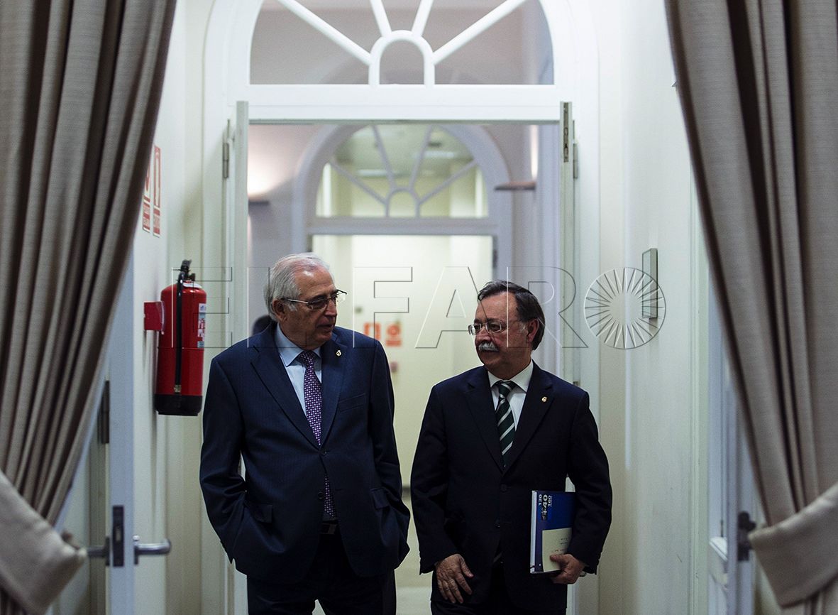 GRA382. MÁLAGA, 14/04/2016.-Los presidentes de las Ciudades Autónomas de Ceuta, Juan Jesús Vivas Lara (d) y Melilla, Juan José Imbroda, a su llegada hoy a la reunión celebrada en la subdelegación del Gobierno en Málaga donde éste último ha asegurado que la inmigración no es "un problema de Melilla ni de Ceuta" sino "que es un problema de Europa". EFE/Jorge Zapata.